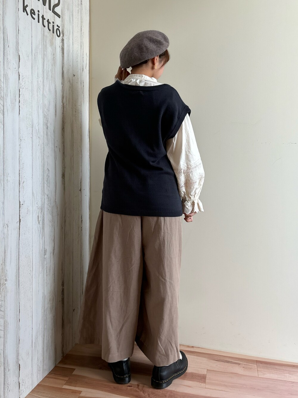 ホワイト系のシャツ/ブラウス、ブルー系のベスト、ベージュ系のその他パンツを着用したレディースの秋コーディネートの3枚目の写真