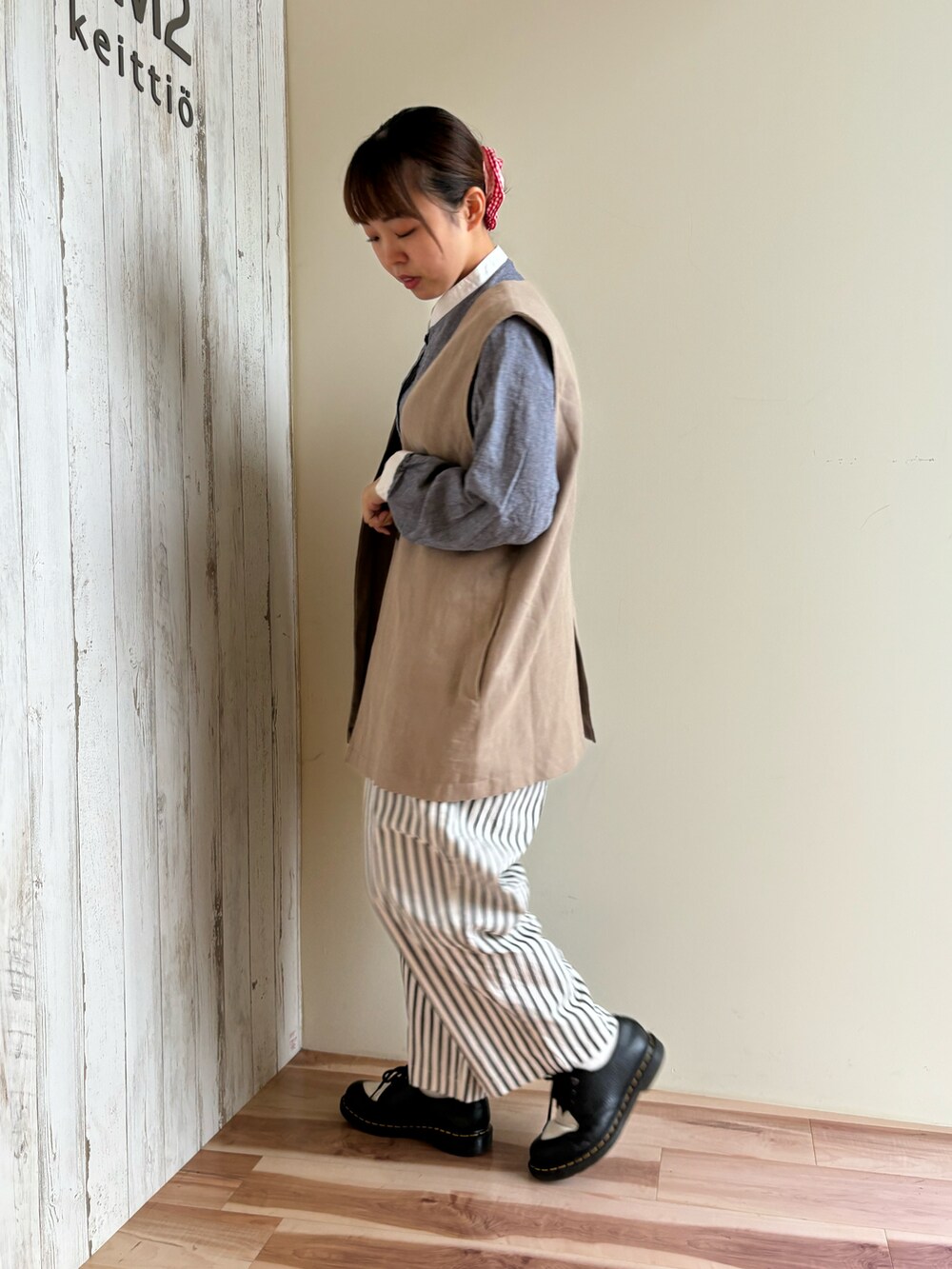 ブルー系のシャツ/ブラウス、ベージュ系のベスト、ホワイト系のその他パンツを着用したレディースの秋コーディネートの2枚目の写真