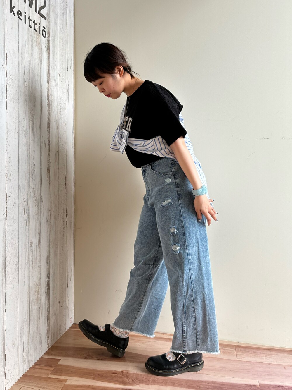 ブルー系のデニムパンツ、ブラック系のTシャツ/カットソー、ブルー系のシャツ/ブラウスを着用したレディースの春コーディネートの2枚目の写真