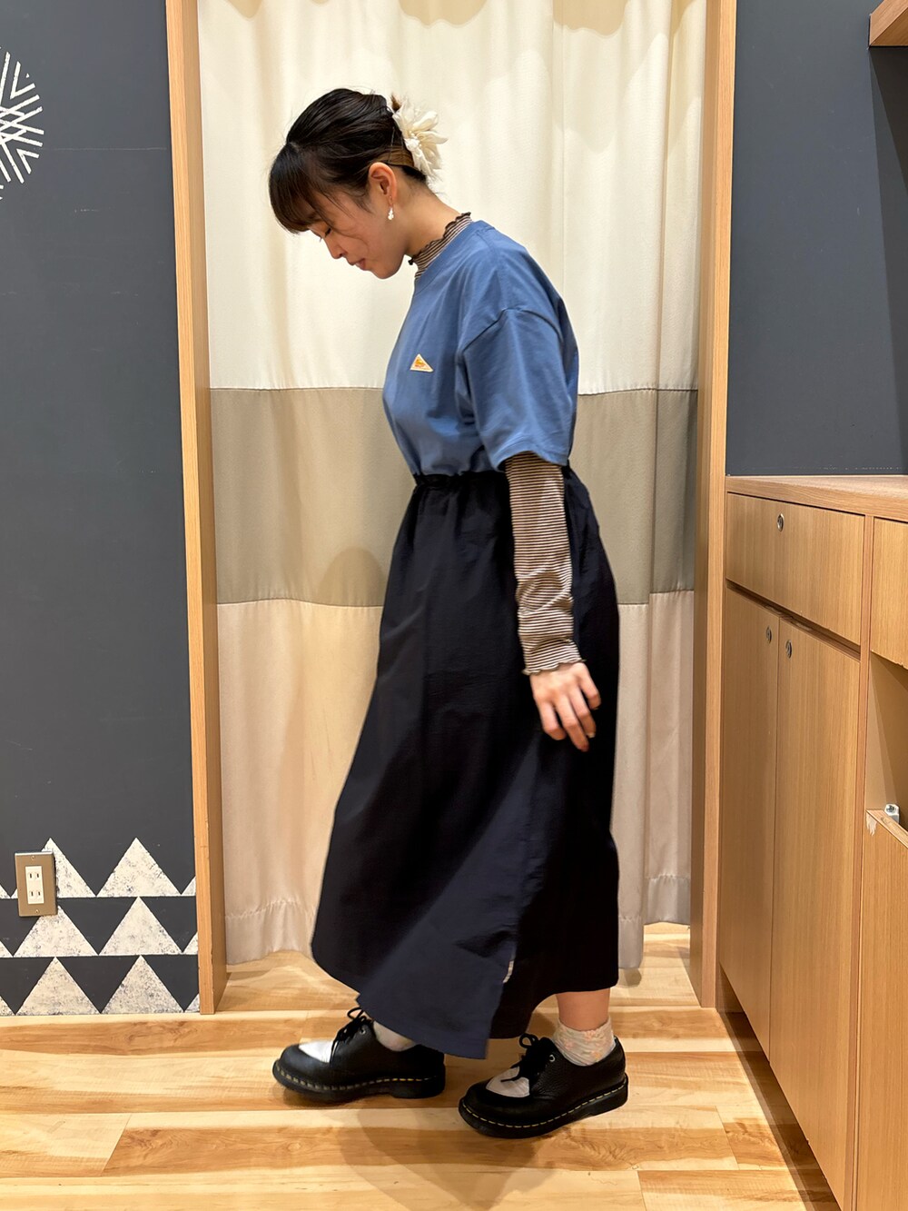 ブラウン系のTシャツ/カットソー、ブルー系のワンピース/ドレス、ブラック系のシューズを着用したレディースの春コーディネートの2枚目の写真