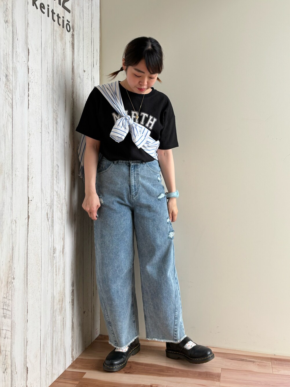 ブルー系のデニムパンツ、ブラック系のTシャツ/カットソー、ブルー系のシャツ/ブラウスを着用したレディースの春コーディネートの5枚目の写真