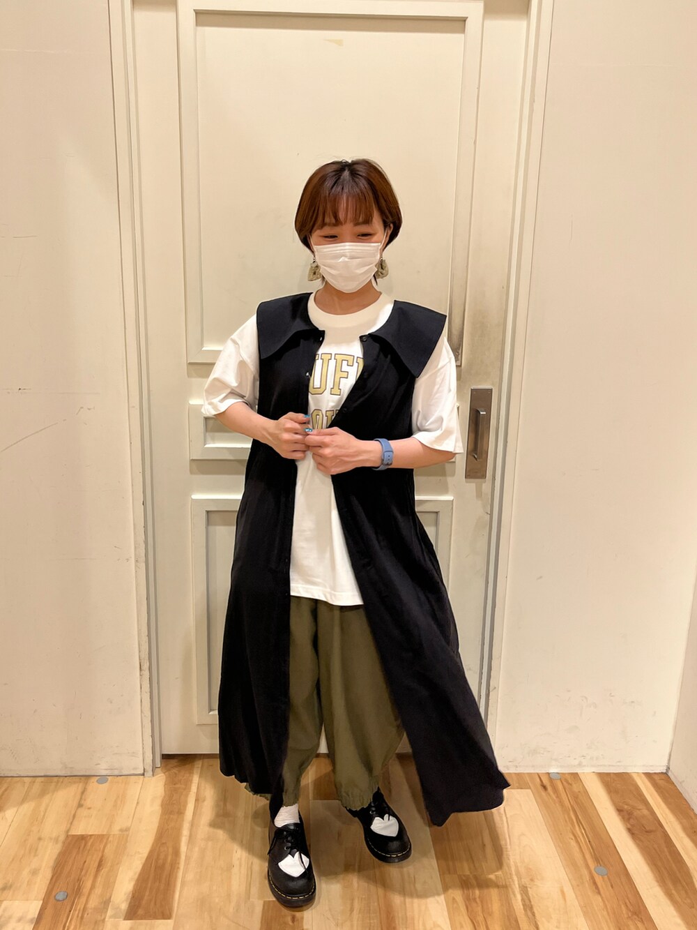 ブラック系のワンピース、ブラック系のシューズ、ホワイト系のTシャツ/カットソーを着用したレディースの夏コーディネートの2枚目の写真