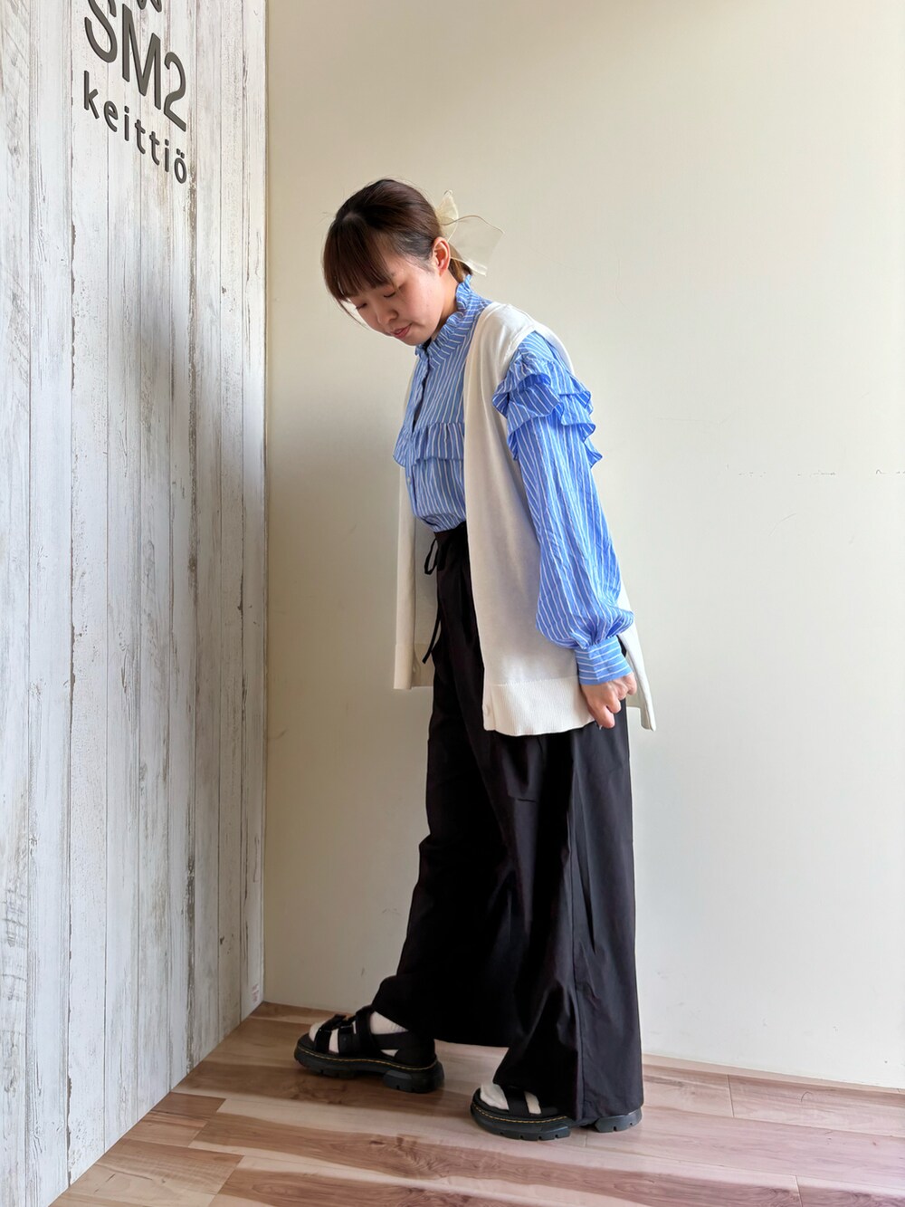 ブルー系のシャツ/ブラウス、ブラック系のその他パンツ、ホワイト系のニット/セーターを着用したレディースの夏コーディネートの2枚目の写真