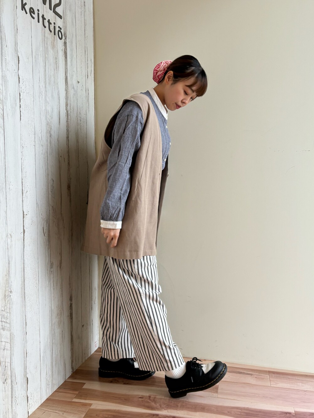 ブルー系のシャツ/ブラウス、ベージュ系のベスト、ホワイト系のその他パンツを着用したレディースの秋コーディネートの4枚目の写真