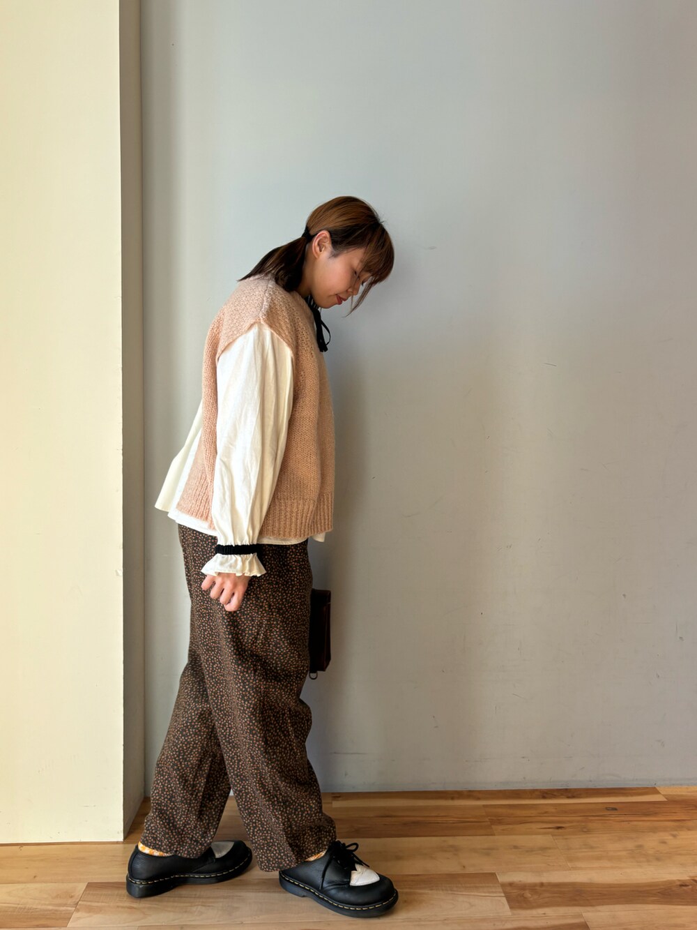 ピンク系のベスト、ホワイト系のシャツ/ブラウス、ブラック系のその他パンツを着用したレディースの冬コーディネートの2枚目の写真