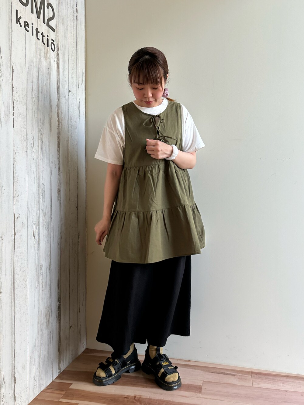 ホワイト系のTシャツ/カットソー、グリーン系のシャツ/ブラウス、ブラック系のその他パンツを着用したレディースの夏コーディネートの4枚目の写真