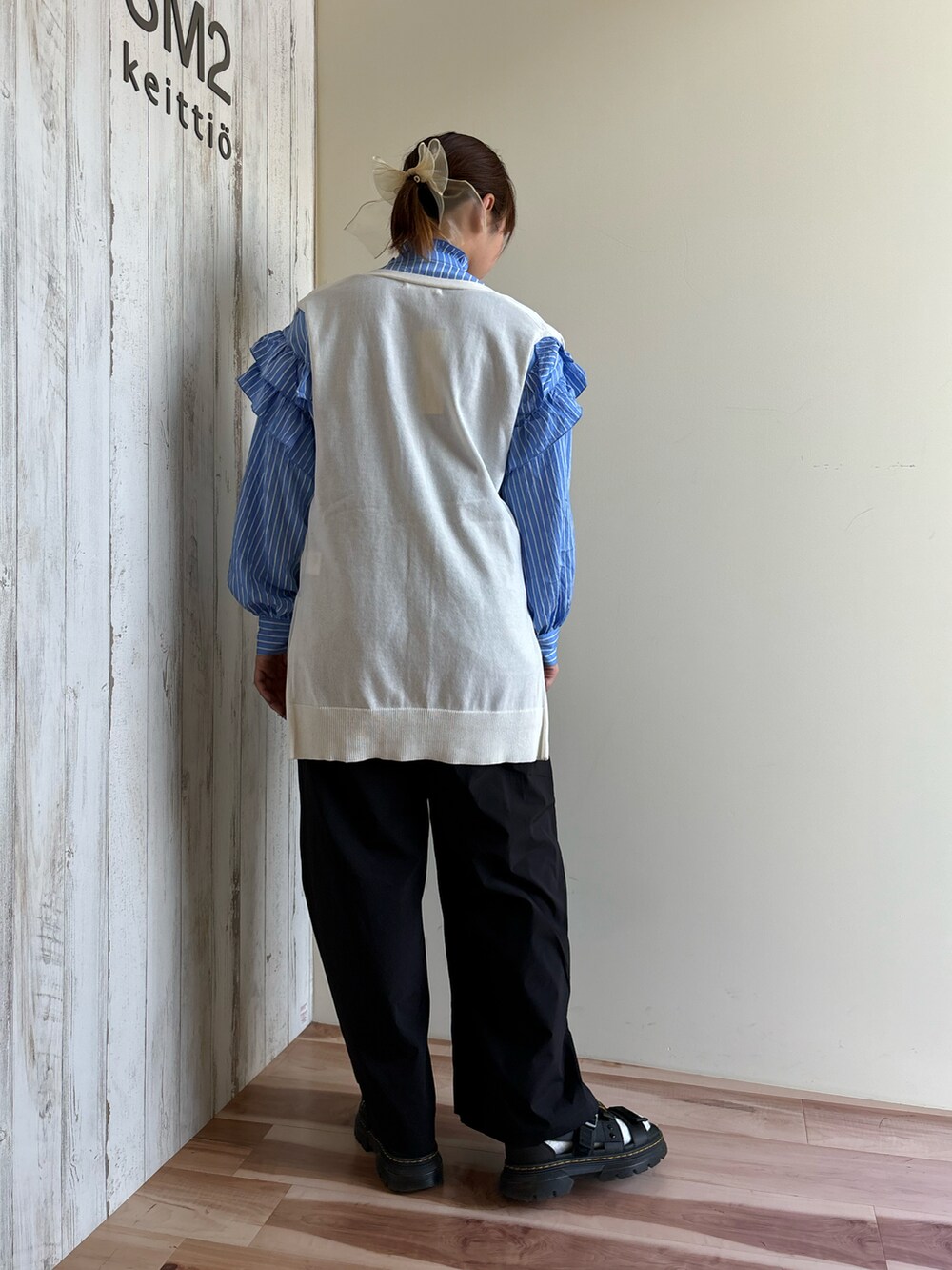 ブルー系のシャツ/ブラウス、ブラック系のその他パンツ、ホワイト系のニット/セーターを着用したレディースの夏コーディネートの3枚目の写真