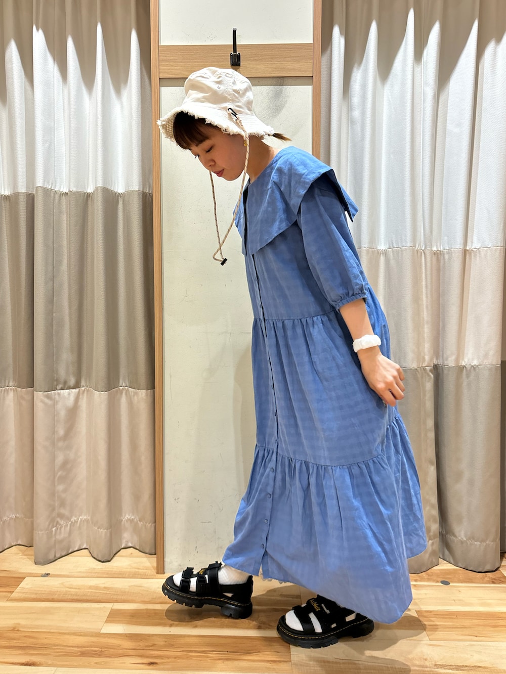ブルー系のワンピース、ホワイト系のその他パンツ、ブラック系のサンダルを着用したレディースの夏コーディネートの2枚目の写真