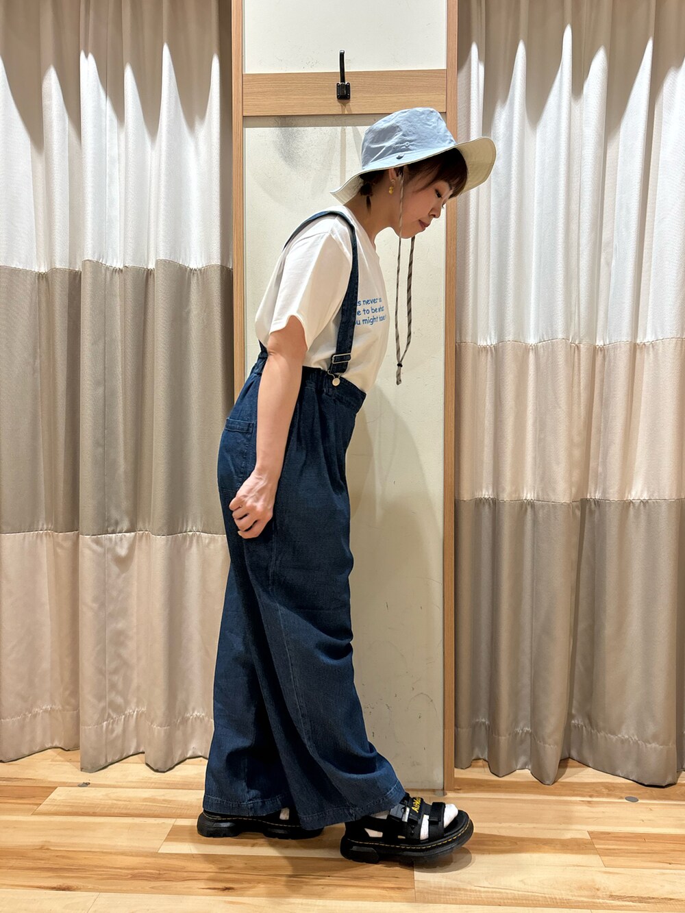 ブルー系のその他パンツ、ホワイト系のTシャツ/カットソー、ブラック系のサンダルを着用したレディースの夏コーディネートの2枚目の写真
