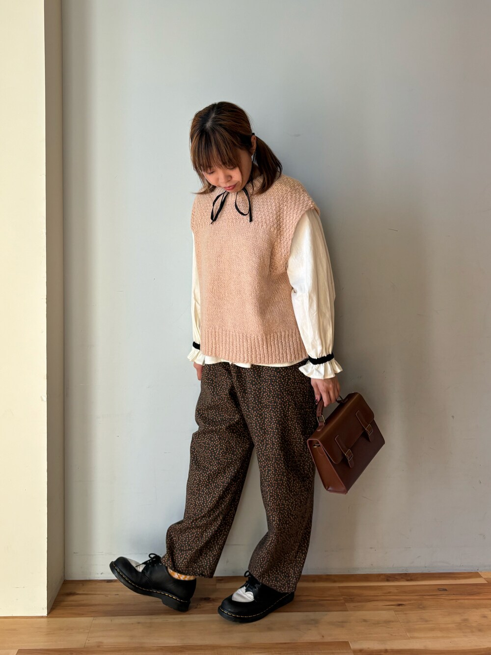 ピンク系のベスト、ホワイト系のシャツ/ブラウス、ブラック系のその他パンツを着用したレディースの冬コーディネートの4枚目の写真