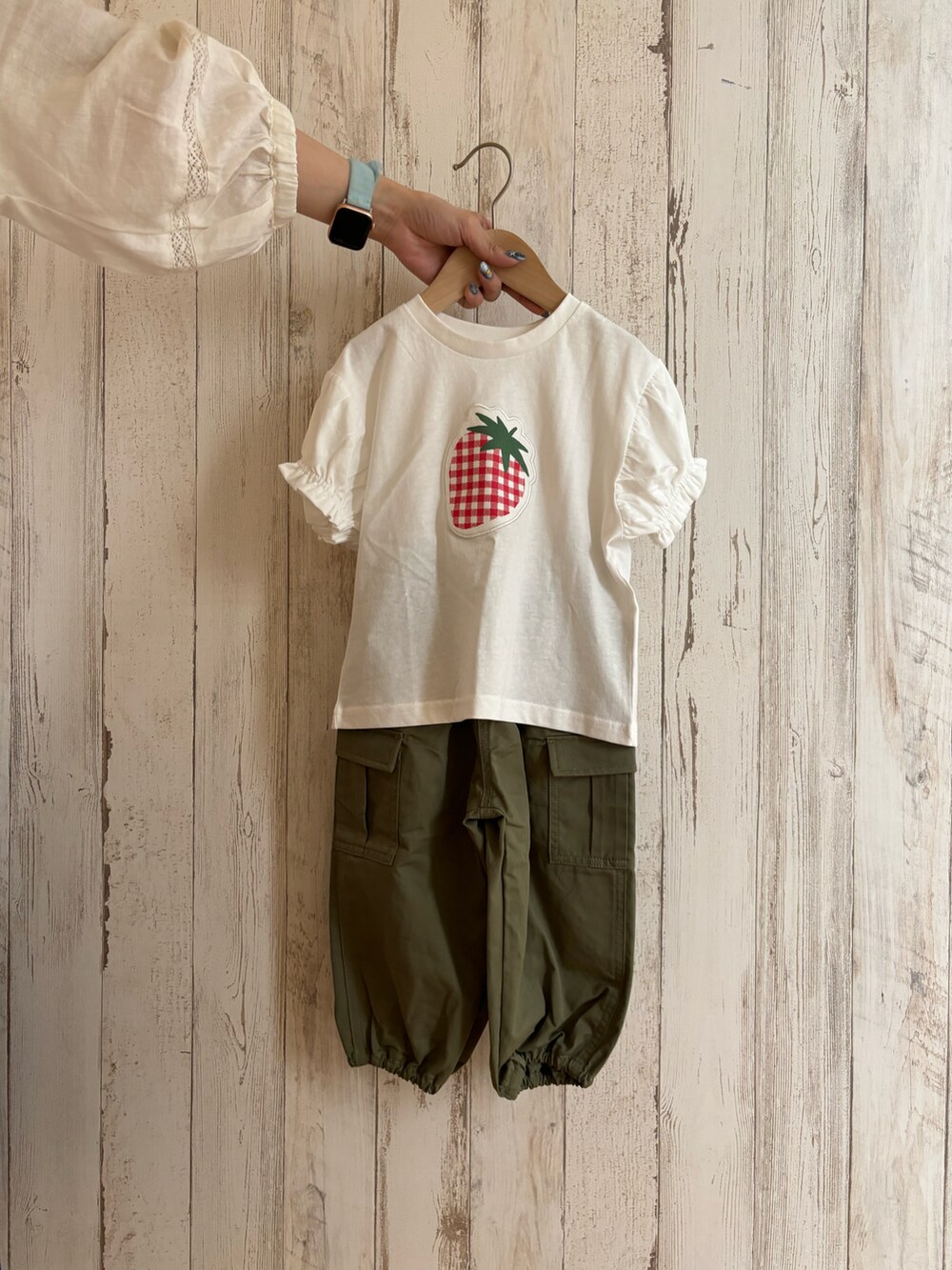 ホワイト系のTシャツ/カットソー、ピンク系のTシャツ/カットソー、グリーン系のカーゴパンツを着用したレディースの春コーディネートの2枚目の写真