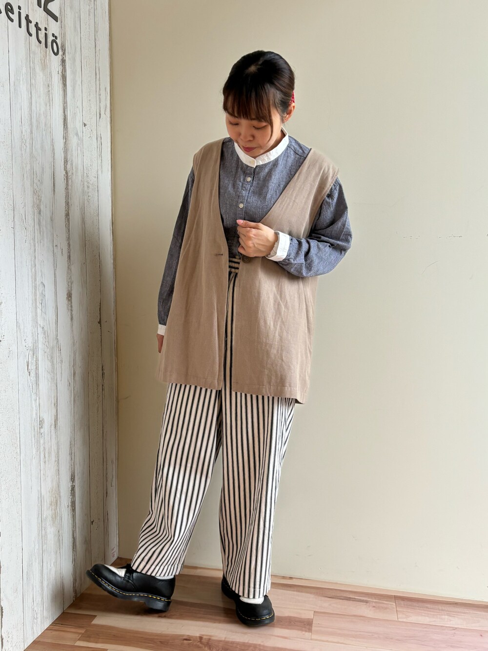 ブルー系のシャツ/ブラウス、ベージュ系のベスト、ホワイト系のその他パンツを着用したレディースの秋コーディネートの5枚目の写真