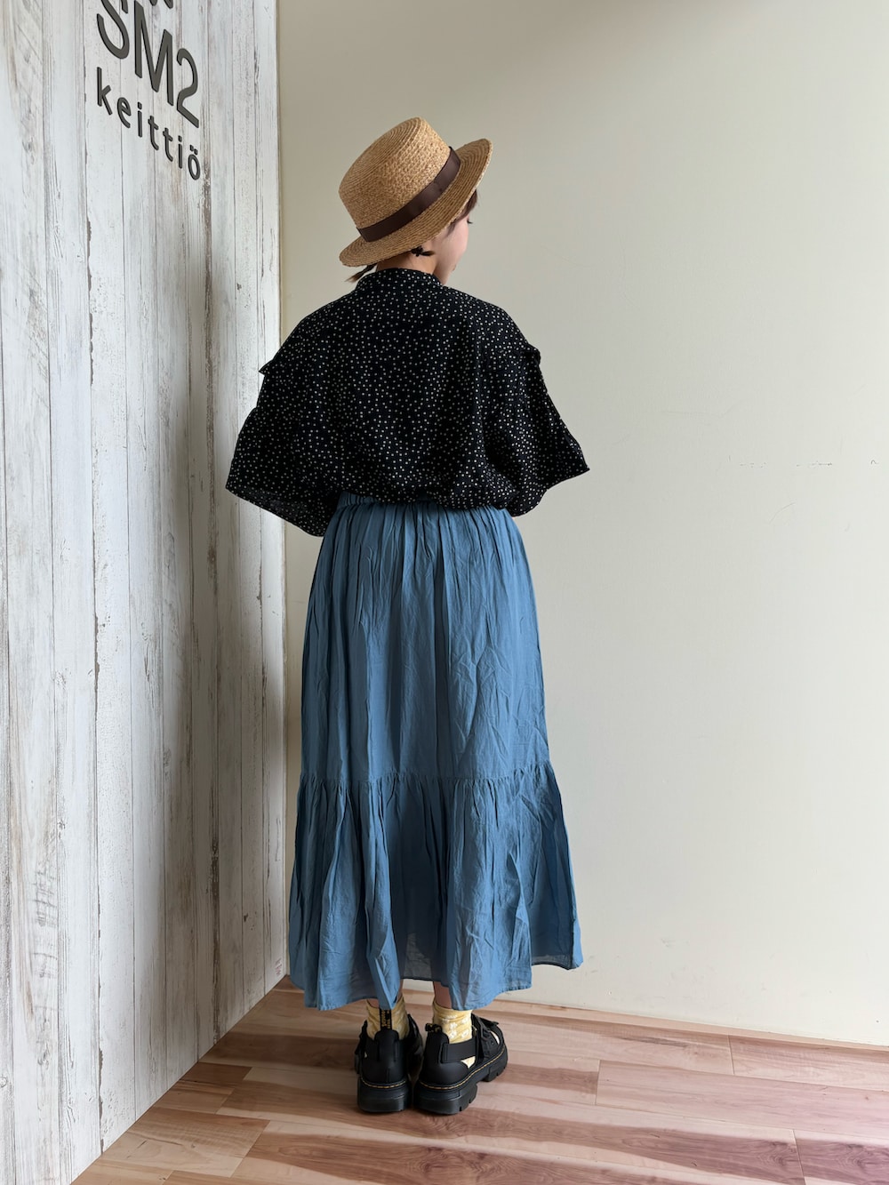 ブラック系のサンダル、ブラック系のシャツ/ブラウス、ブルー系のスカートを着用したレディースの夏コーディネートの3枚目の写真