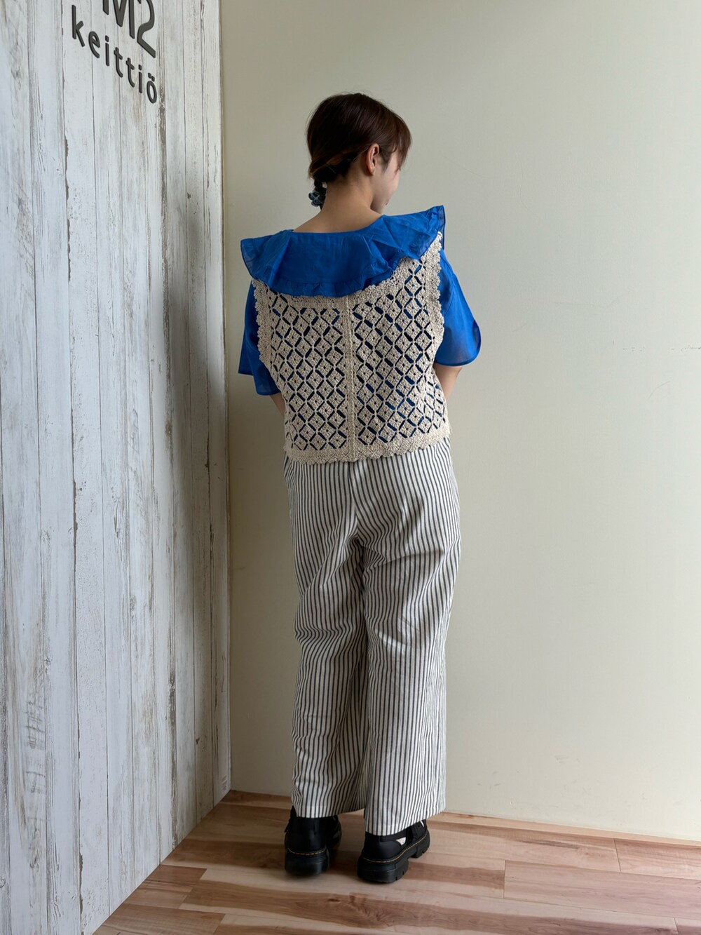 ブルー系のシャツ/ブラウス、ホワイト系のベスト、ブルー系のその他パンツを着用したレディースの夏コーディネートの3枚目の写真