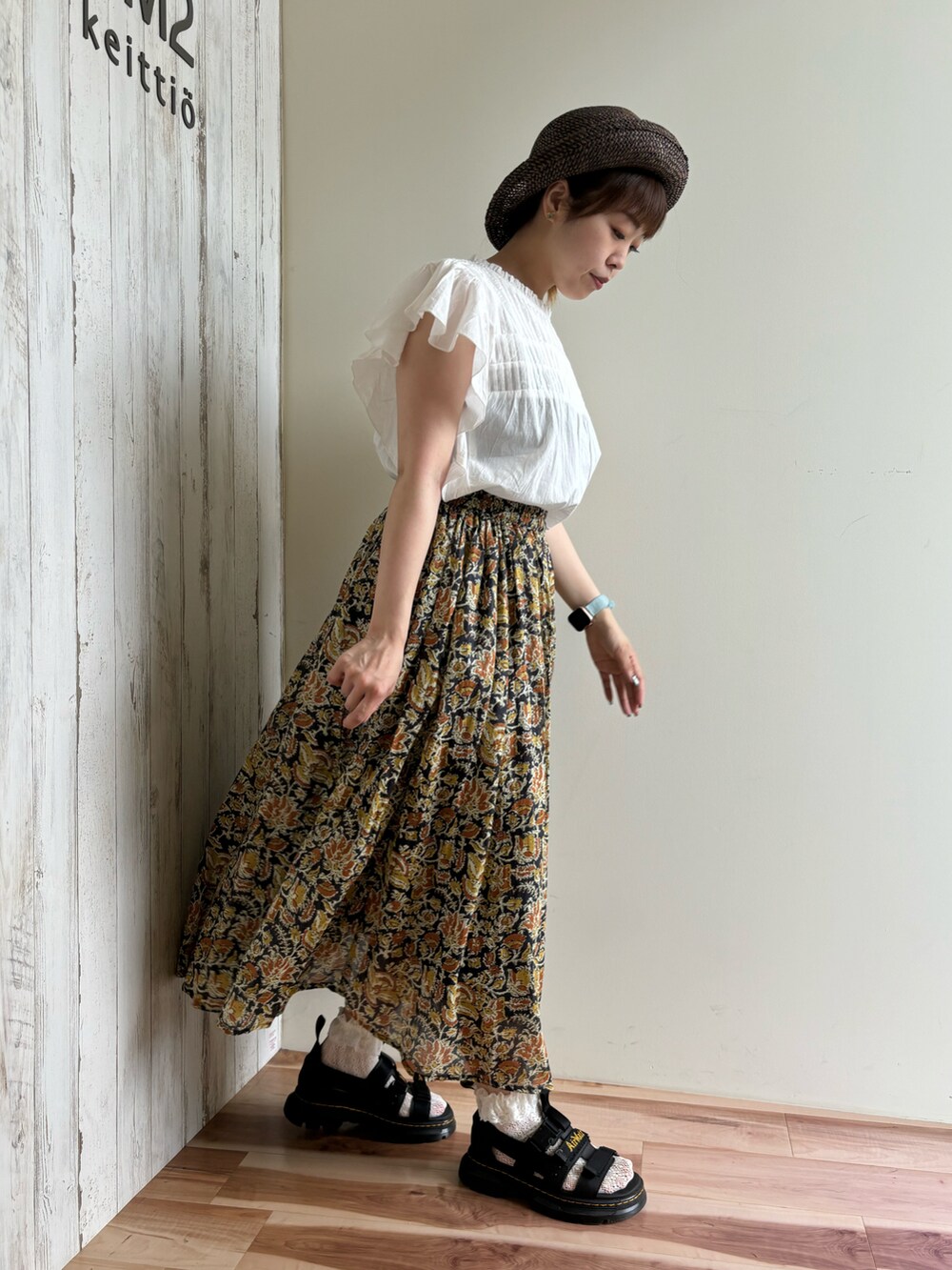 ホワイト系のシャツ/ブラウス、グレー系のスカート、ブラック系のサンダルを着用したレディースの夏コーディネートの4枚目の写真