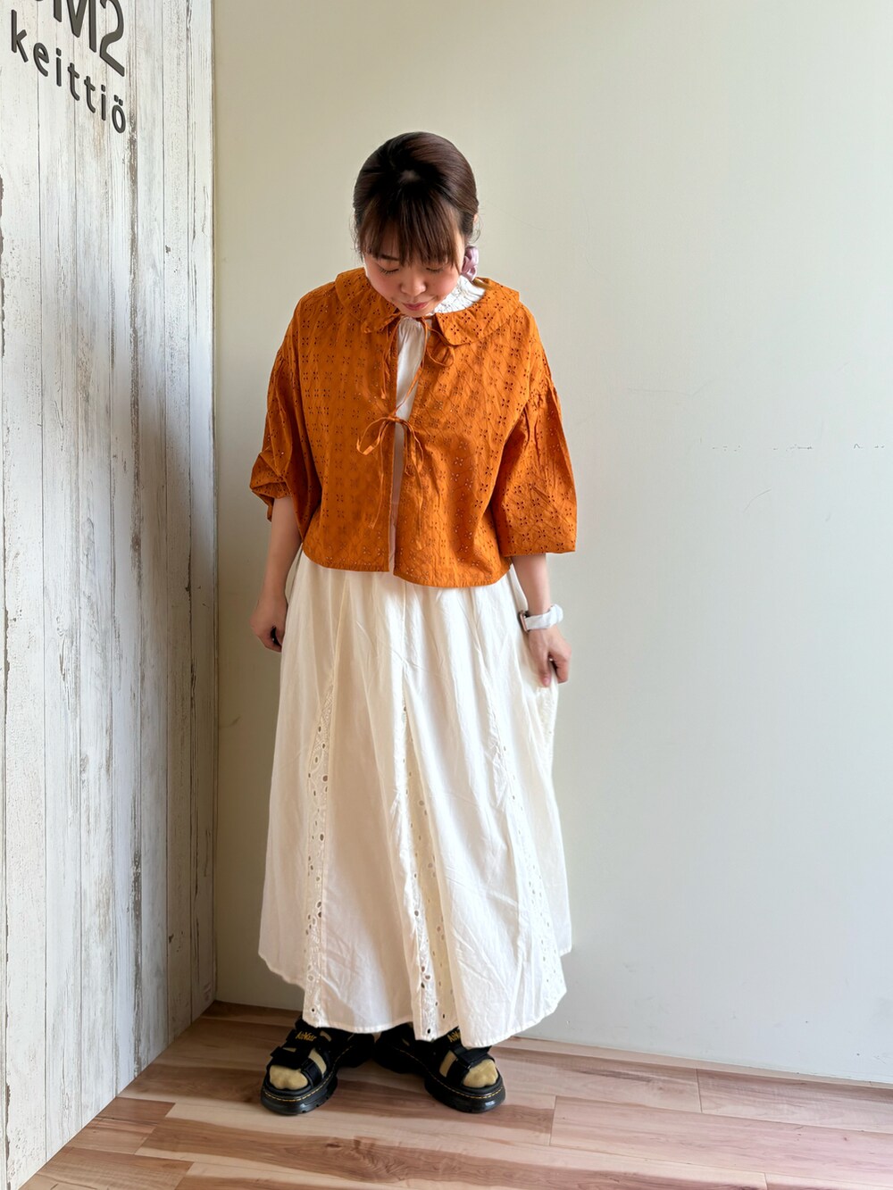 ホワイト系のスカート、オレンジ系のシャツ/ブラウス、ホワイト系のTシャツ/カットソーを着用したレディースの夏コーディネートの4枚目の写真