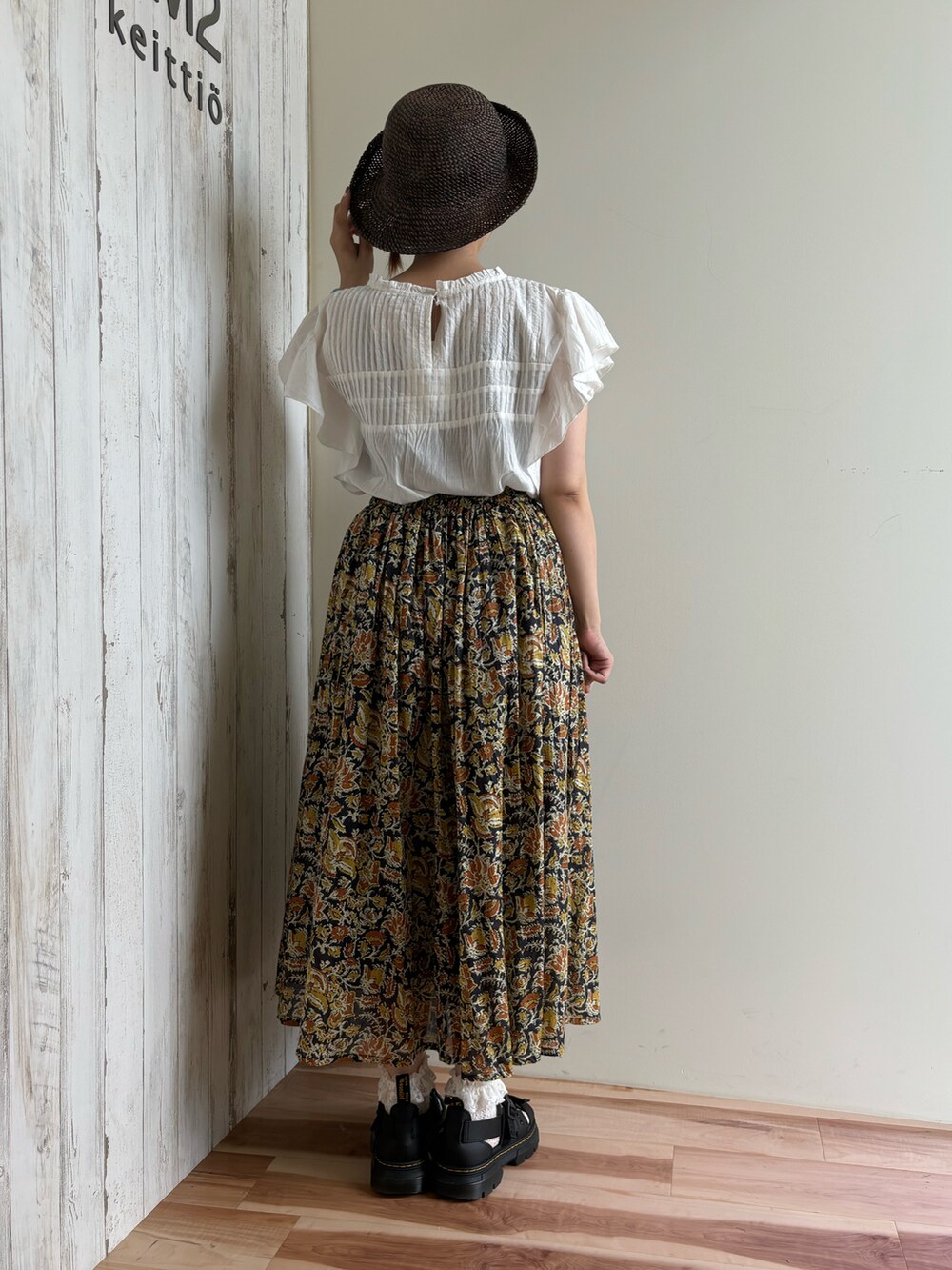 ホワイト系のシャツ/ブラウス、グレー系のスカート、ブラック系のサンダルを着用したレディースの夏コーディネートの3枚目の写真