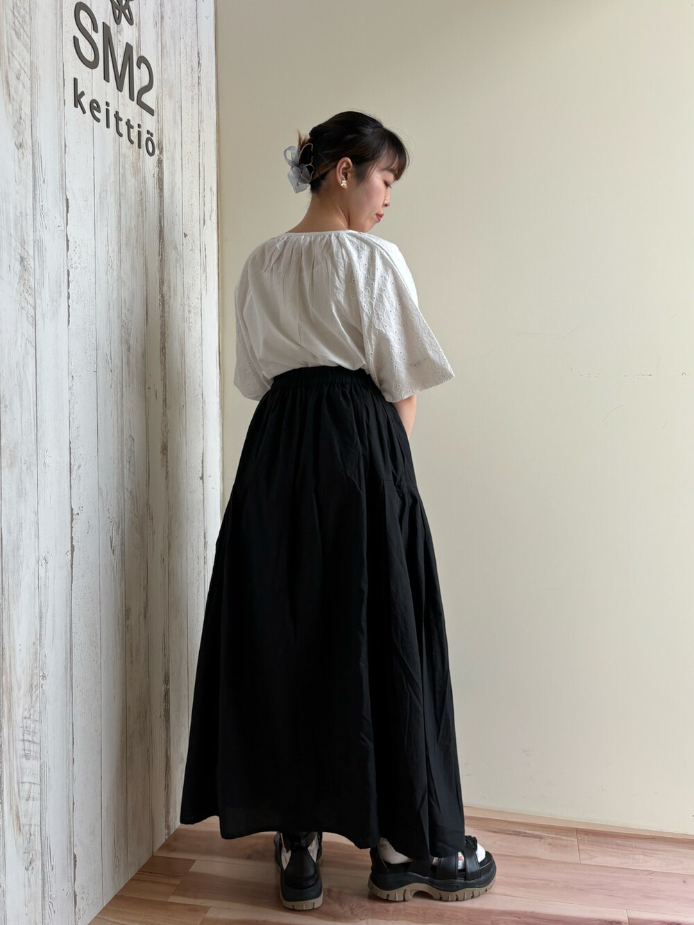 ホワイト系のシャツ/ブラウス、ブラック系のスカート、ブラック系のハンドバッグを着用したレディースの春コーディネートの3枚目の写真