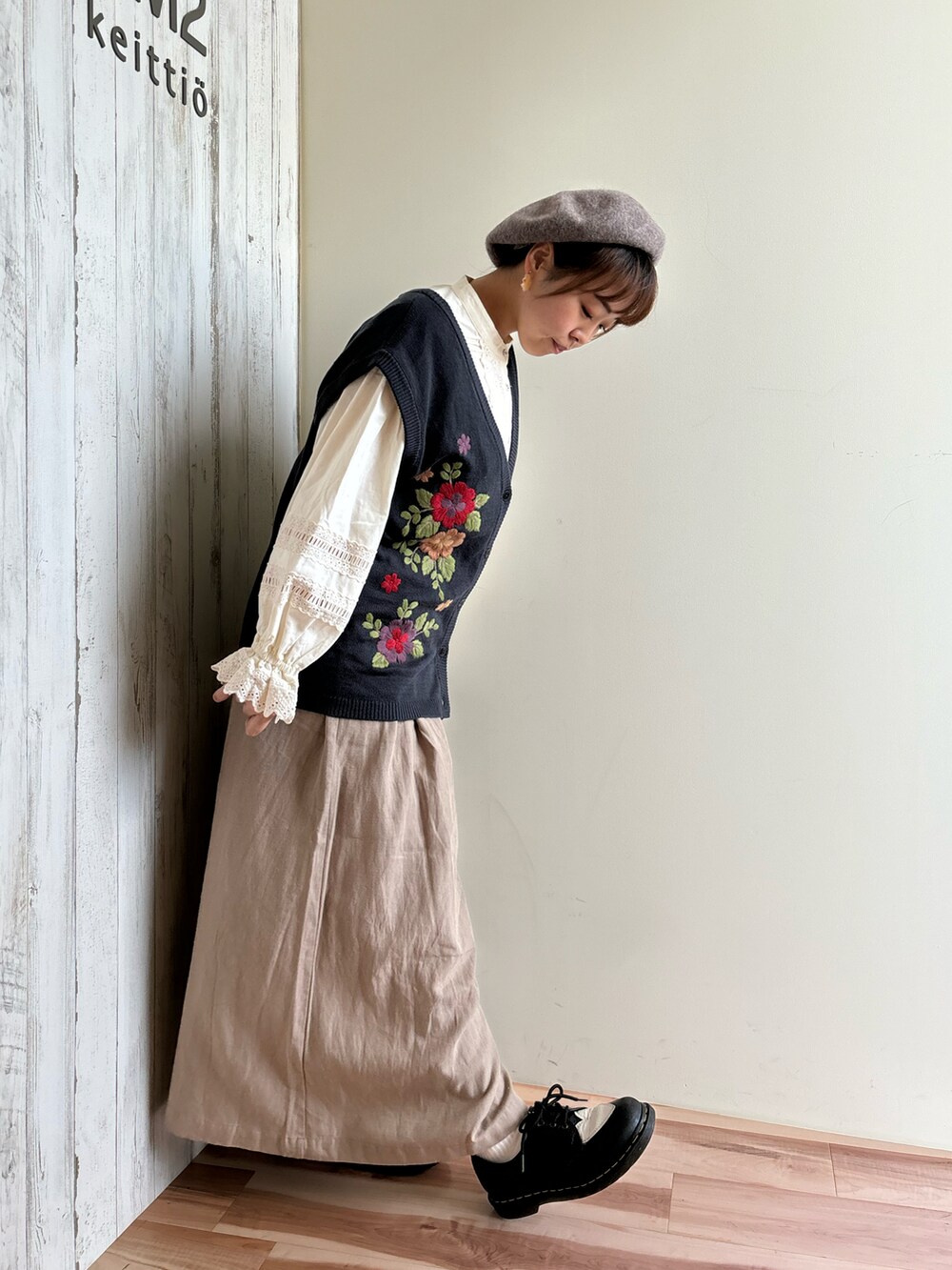 ホワイト系のシャツ/ブラウス、ブルー系のベスト、ベージュ系のその他パンツを着用したレディースの秋コーディネートの4枚目の写真