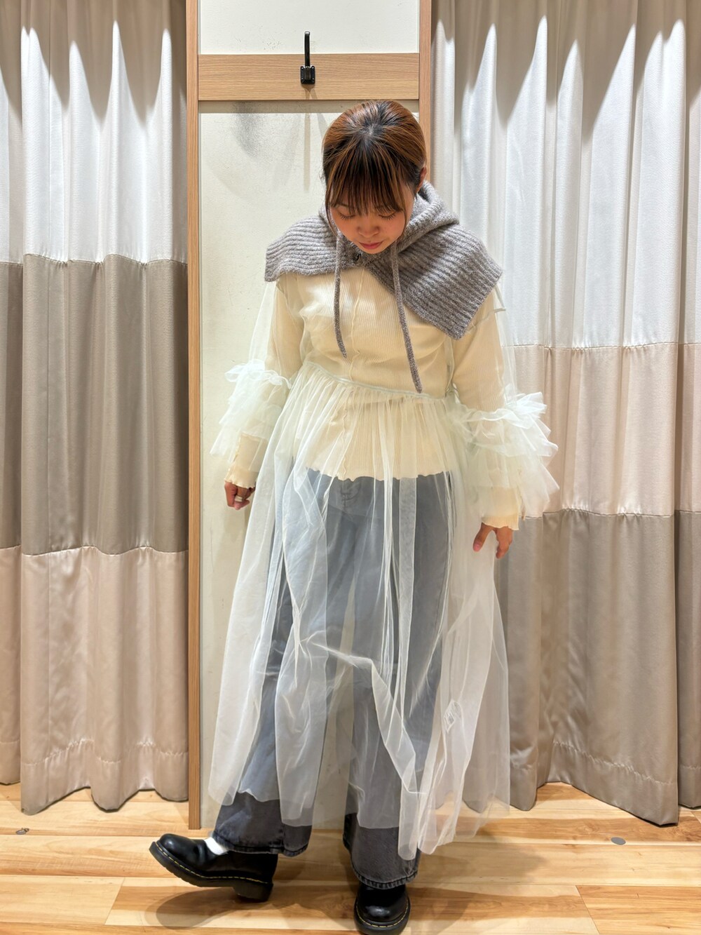 グリーン系のワンピース、ブラック系のその他パンツ、その他のその他を着用したレディースの秋コーディネートの2枚目の写真
