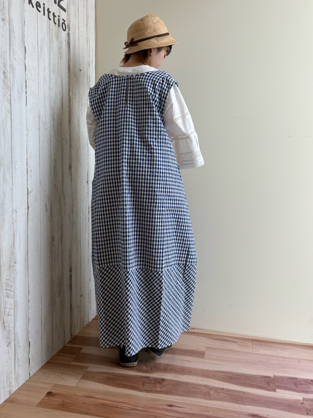 ホワイト系のTシャツ/カットソー、ブルー系のワンピース/ドレス、ベージュ系のその他パンツを着用したレディースの春コーディネートの3枚目の写真