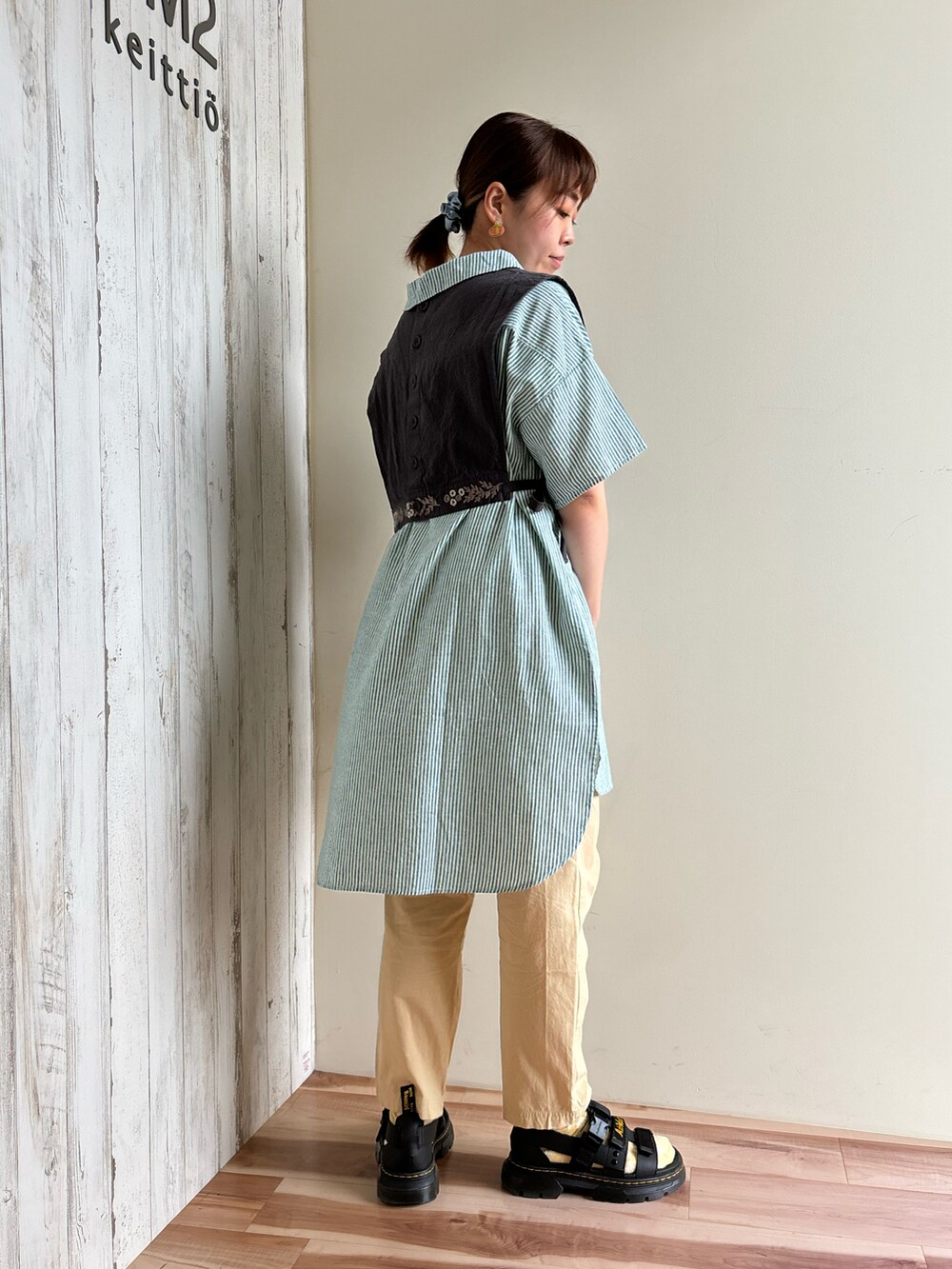 ブラック系のサンダル、グリーン系のチュニック、ベージュ系のその他パンツを着用したレディースの夏コーディネートの4枚目の写真