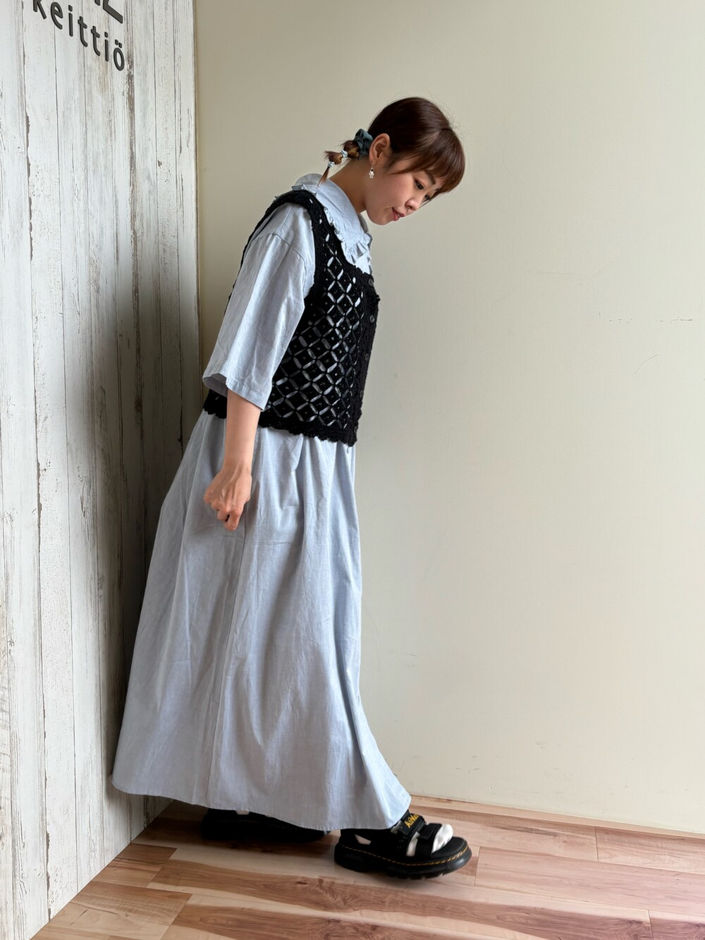 ブラック系のベスト、ブルー系のワンピース、ブラック系のサンダルを着用したレディースの夏コーディネートの4枚目の写真