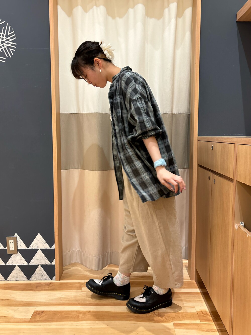 ホワイト系のTシャツ/カットソー、ベージュ系のその他パンツ、ブラック系のシューズを着用したレディースの春コーディネートの2枚目の写真