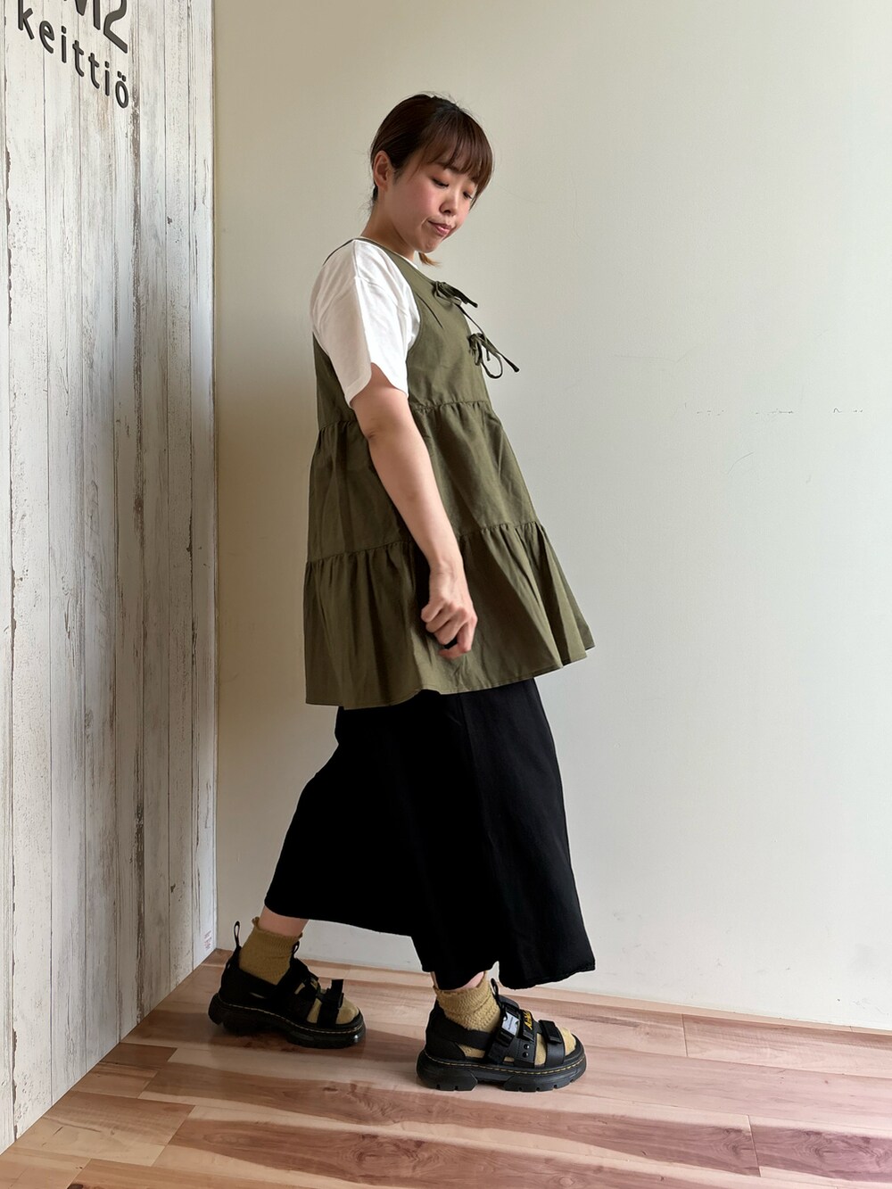 ホワイト系のTシャツ/カットソー、グリーン系のシャツ/ブラウス、ブラック系のその他パンツを着用したレディースの夏コーディネートの3枚目の写真