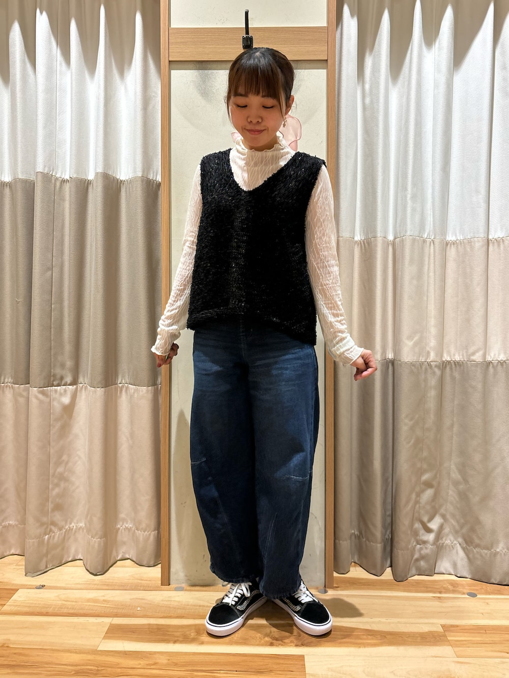 ホワイト系のTシャツ/カットソー、ブラック系のニット/セーター、ブルー系のその他パンツを着用したレディースの秋コーディネートの3枚目の写真