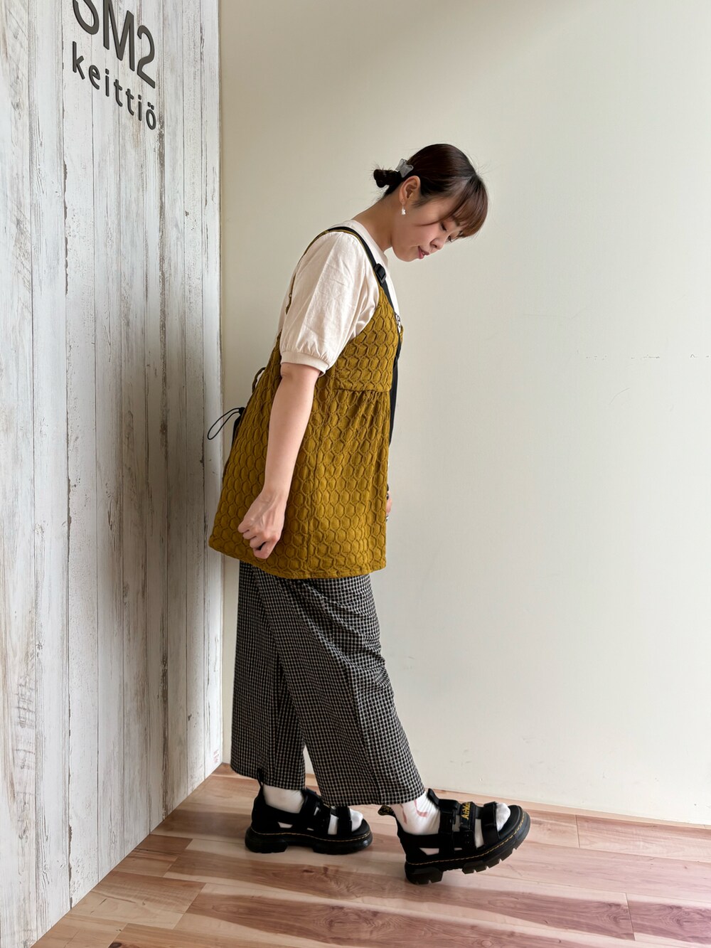 イエロー系のTシャツ/カットソー、ホワイト系のTシャツ/カットソー、ブラック系のその他パンツを着用したレディースの夏コーディネートの3枚目の写真