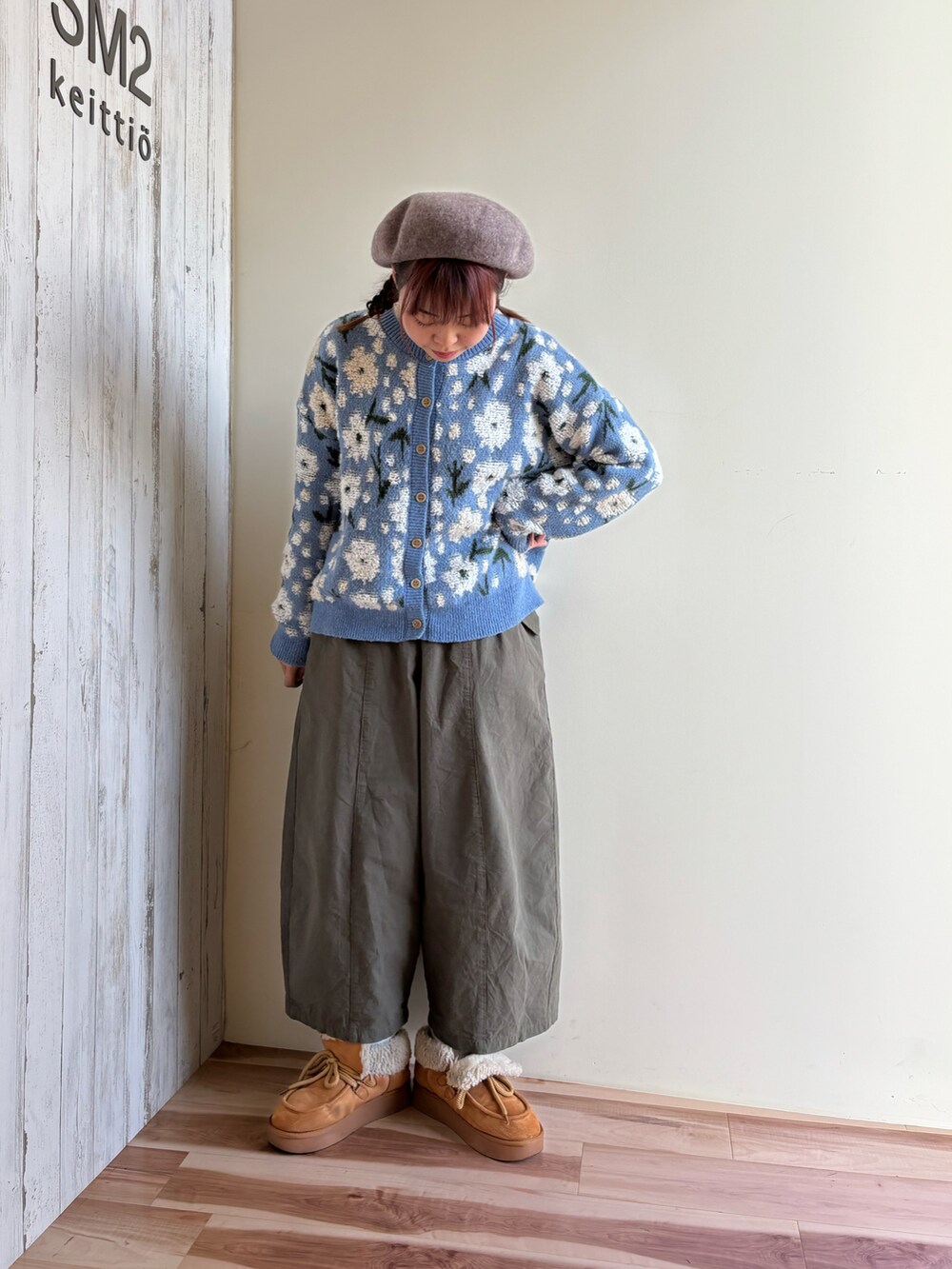 ブルー系のカーディガン/ボレロ、ホワイト系のTシャツ/カットソー、グリーン系のその他パンツを着用したレディースの冬コーディネートの5枚目の写真