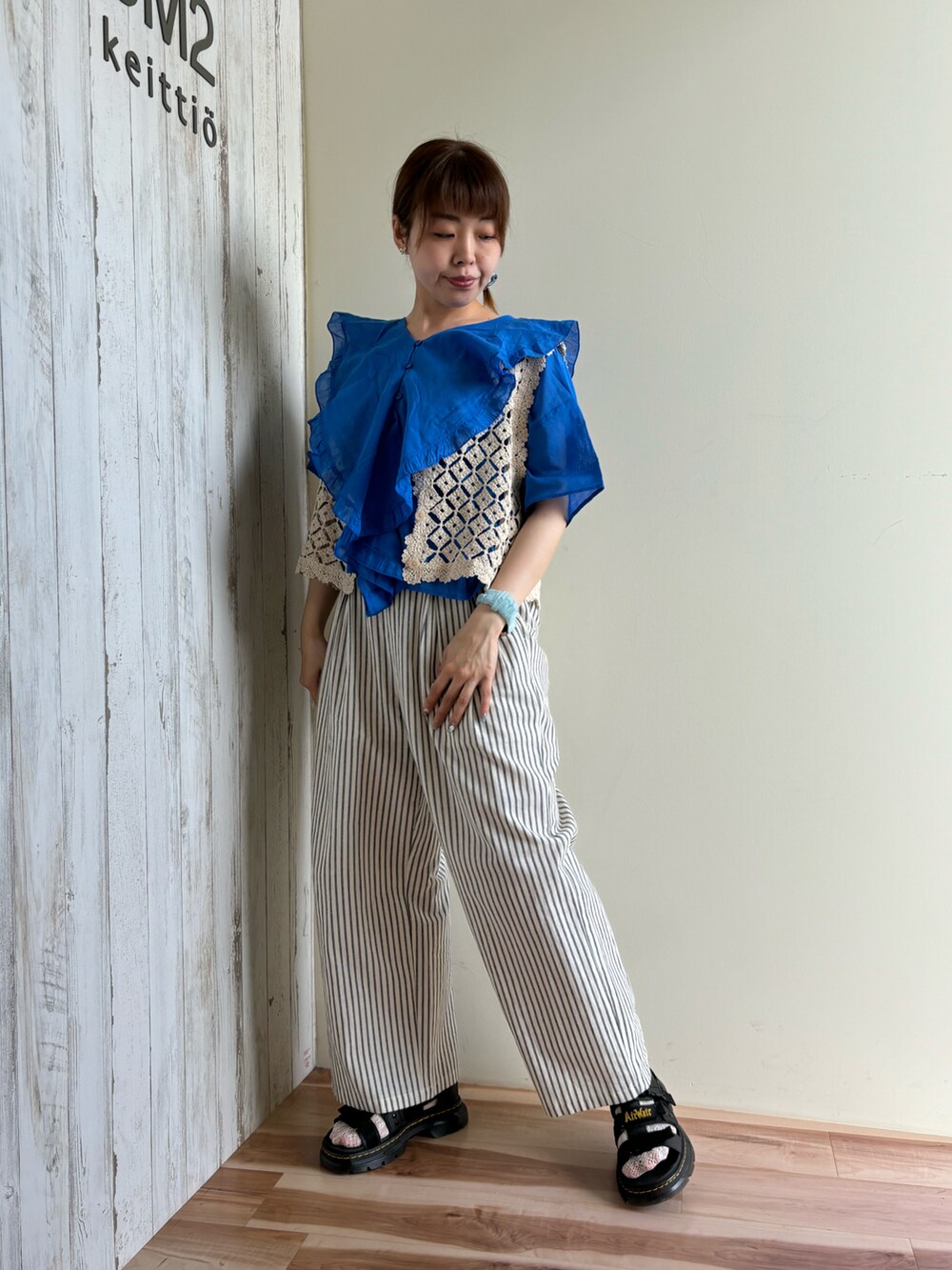 ブルー系のシャツ/ブラウス、ホワイト系のベスト、ブルー系のその他パンツを着用したレディースの夏コーディネートの5枚目の写真