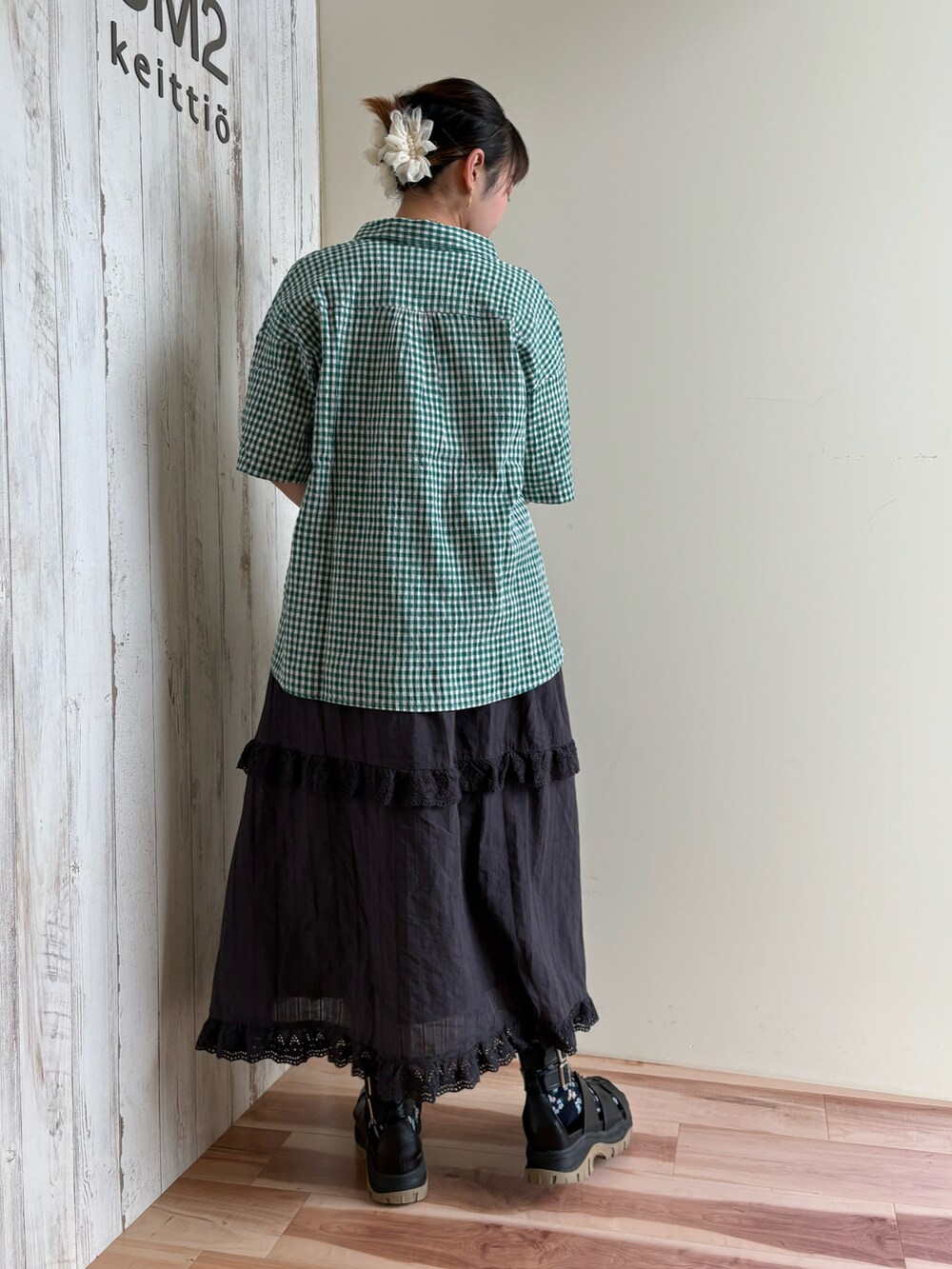 グリーン系のシャツ/ブラウス、ホワイト系のTシャツ/カットソー、ブラック系のスカートを着用したレディースの春コーディネートの3枚目の写真
