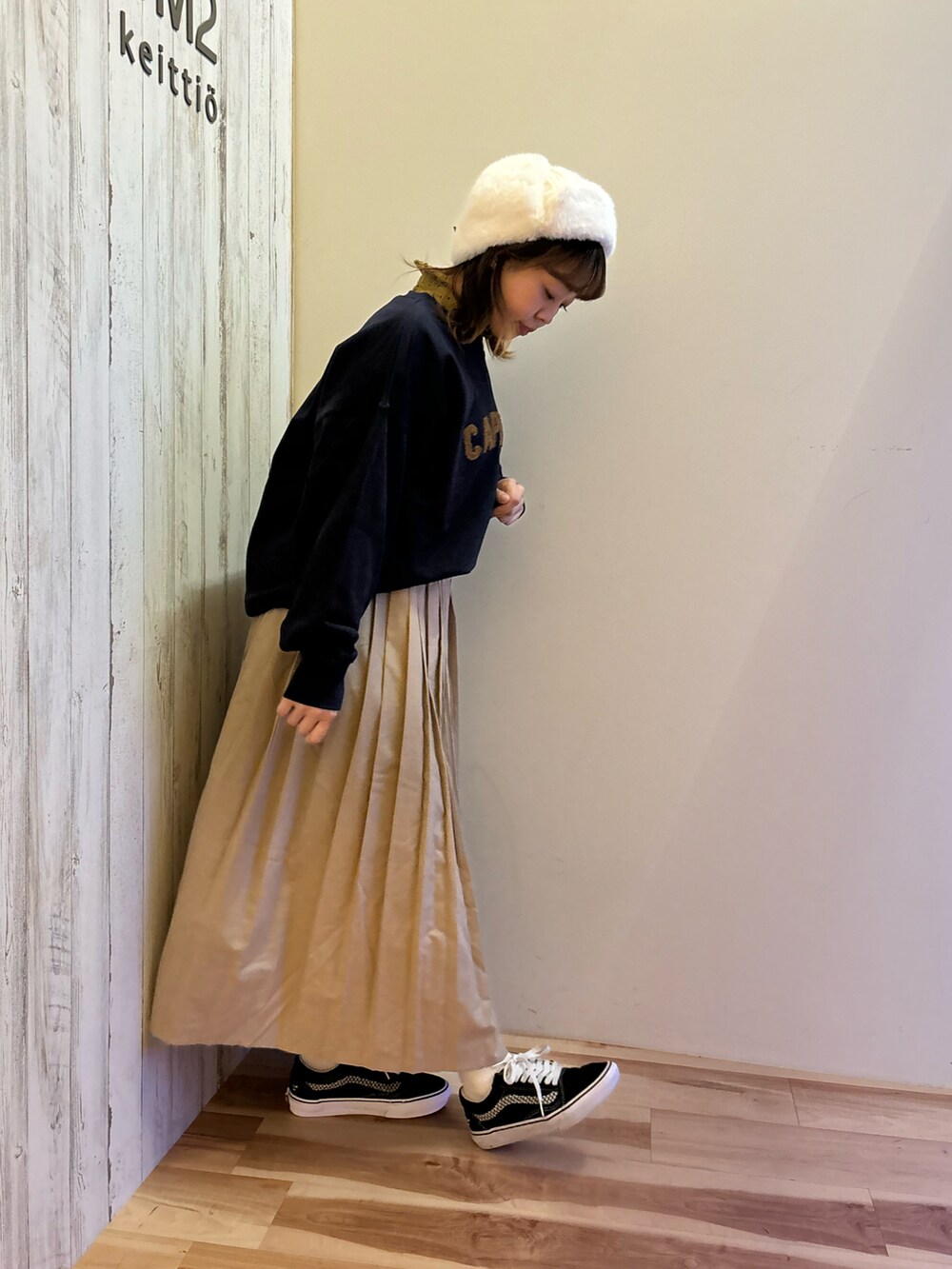 ベージュ系のスカート、イエロー系のシャツ/ブラウス、ブルー系のTシャツ/カットソーを着用したレディースの秋コーディネートの3枚目の写真