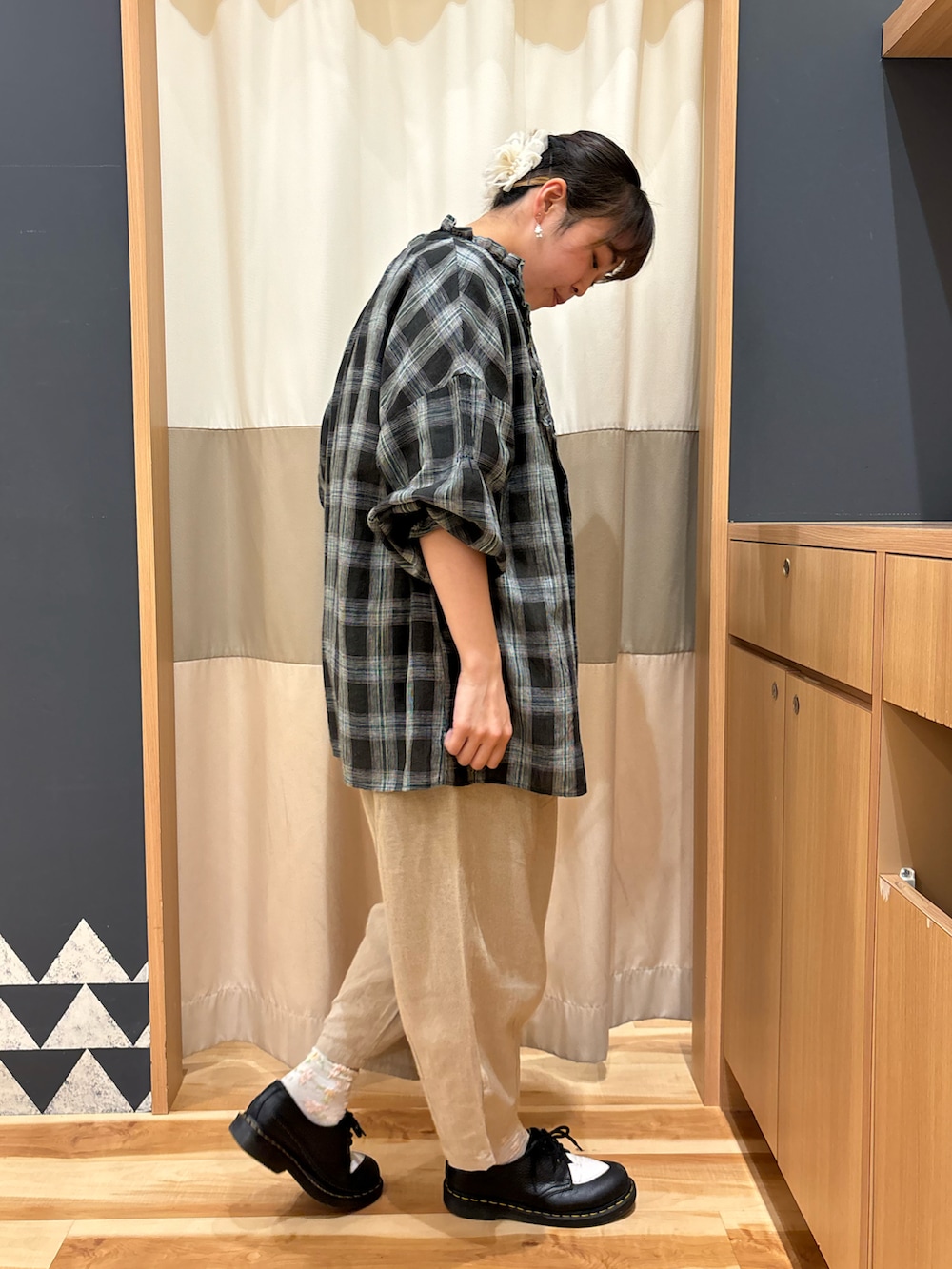 ホワイト系のTシャツ/カットソー、ベージュ系のその他パンツ、ブラック系のシューズを着用したレディースの春コーディネートの4枚目の写真