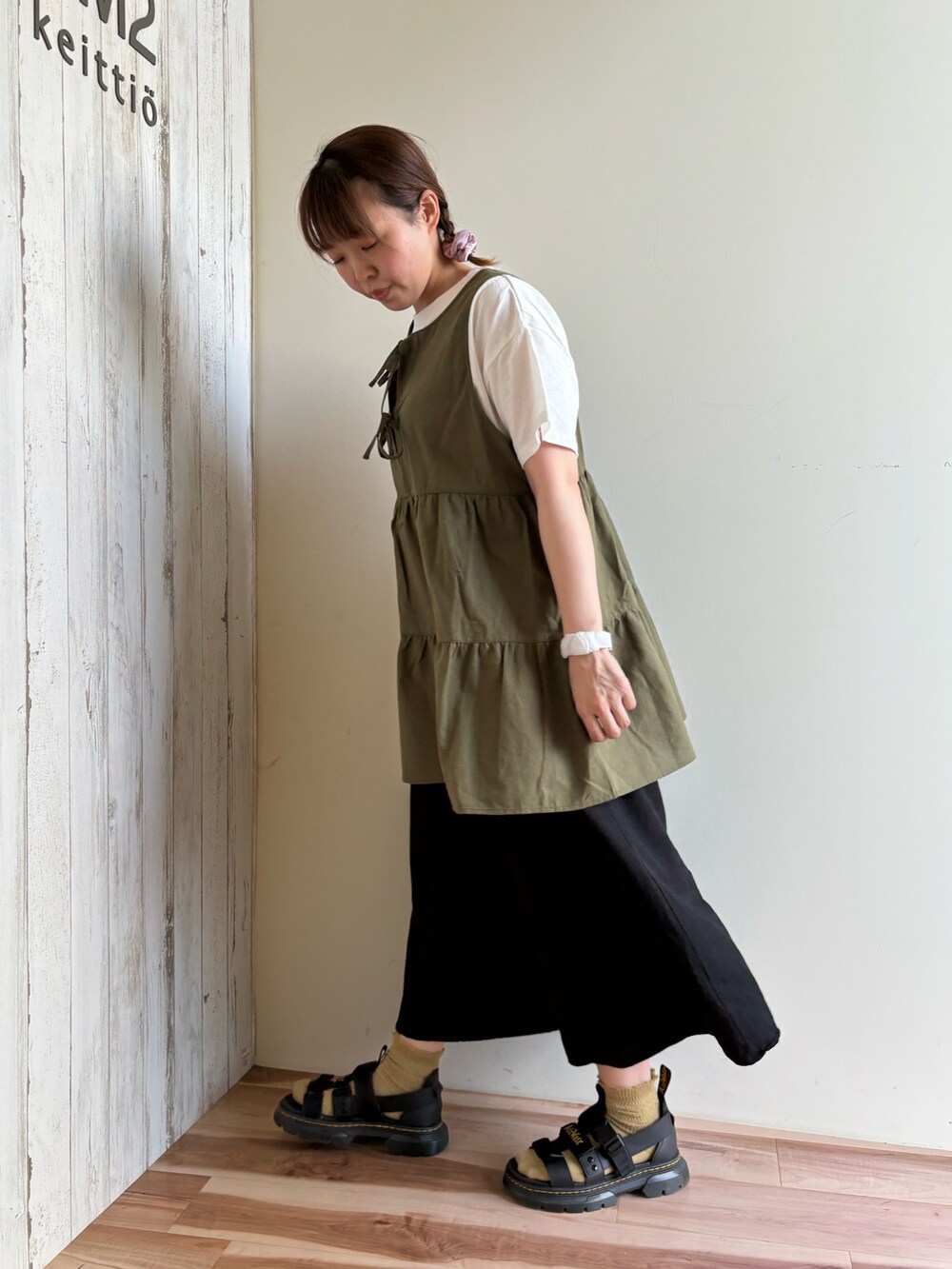 ホワイト系のTシャツ/カットソー、グリーン系のシャツ/ブラウス、ブラック系のその他パンツを着用したレディースの夏コーディネートの2枚目の写真