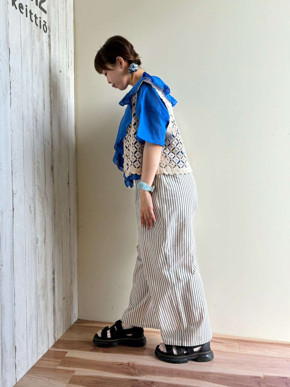 ブルー系のシャツ/ブラウス、ホワイト系のベスト、ブルー系のその他パンツを着用したレディースの夏コーディネートの4枚目の写真