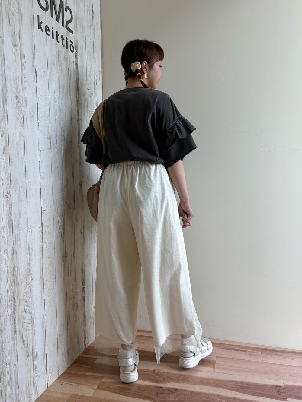 グレー系のTシャツ/カットソー、ブラック系のその他パンツ、ベージュ系のハンドバッグを着用したレディースの夏コーディネートの3枚目の写真