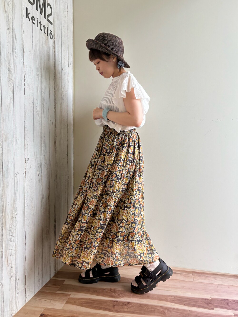 ホワイト系のシャツ/ブラウス、グレー系のスカート、ブラック系のサンダルを着用したレディースの夏コーディネートの2枚目の写真