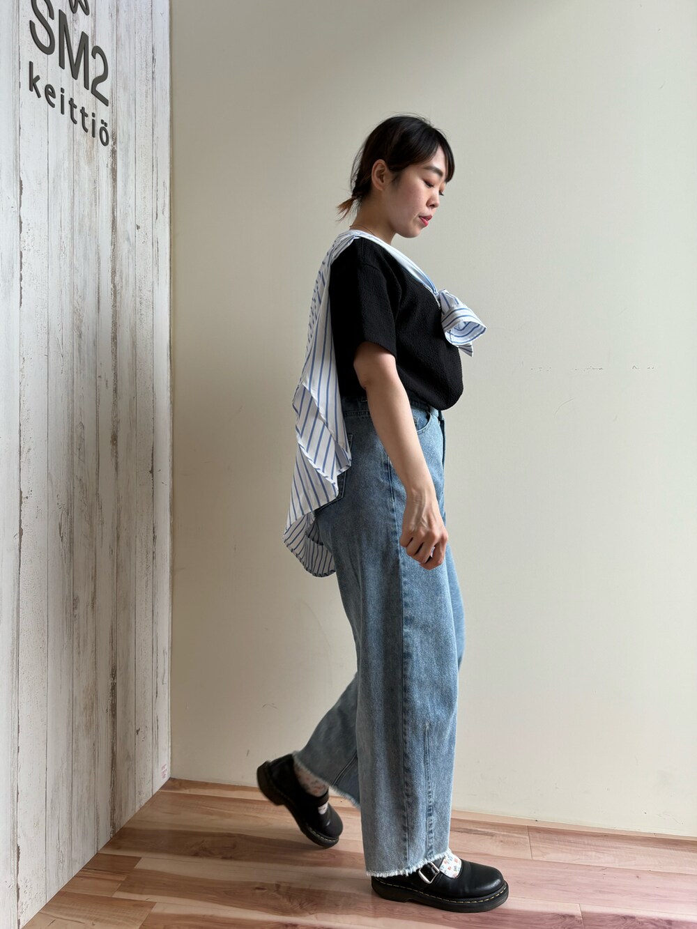 ブルー系のデニムパンツ、ブラック系のTシャツ/カットソー、ブルー系のシャツ/ブラウスを着用したレディースの春コーディネートの4枚目の写真
