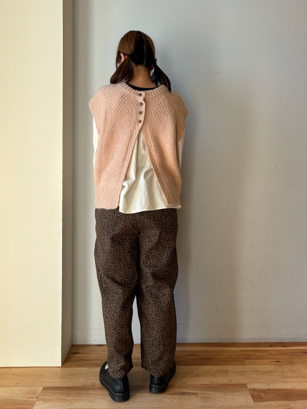 ピンク系のベスト、ホワイト系のシャツ/ブラウス、ブラック系のその他パンツを着用したレディースの冬コーディネートの3枚目の写真