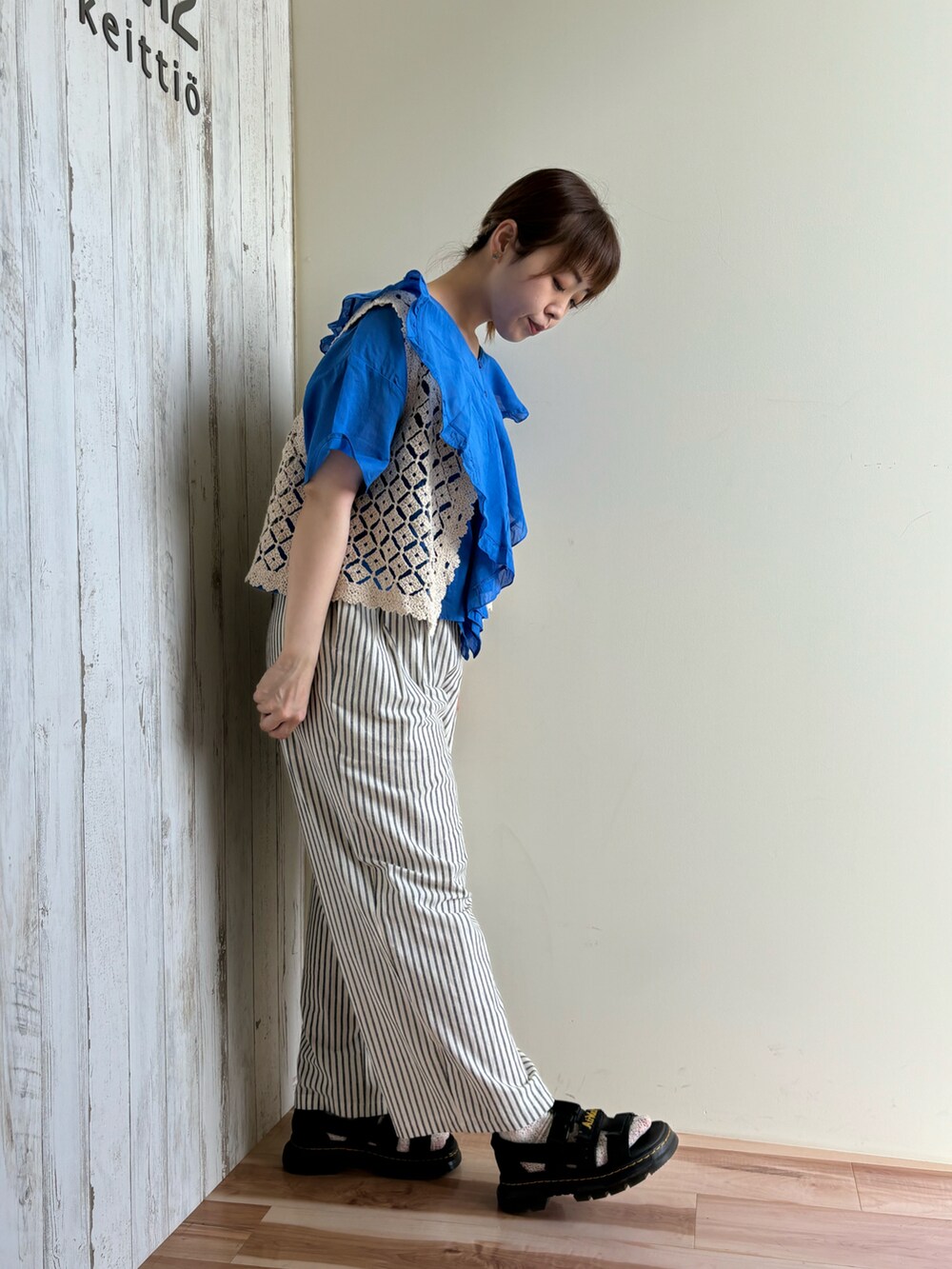 ブルー系のシャツ/ブラウス、ホワイト系のベスト、ブルー系のその他パンツを着用したレディースの夏コーディネートの2枚目の写真