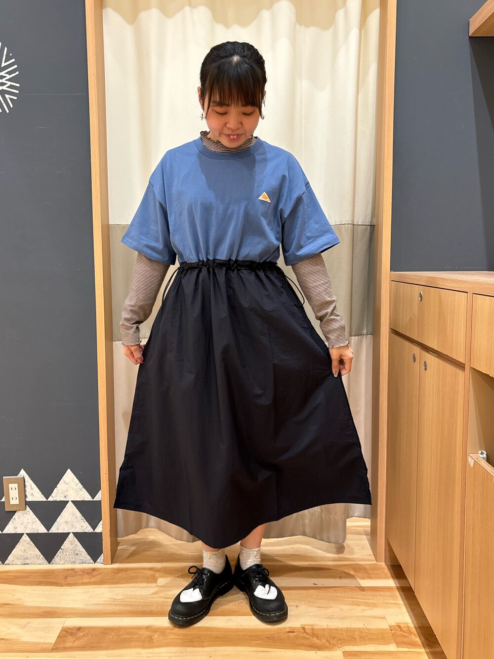 ブラウン系のTシャツ/カットソー、ブルー系のワンピース/ドレス、ブラック系のシューズを着用したレディースの春コーディネートの4枚目の写真