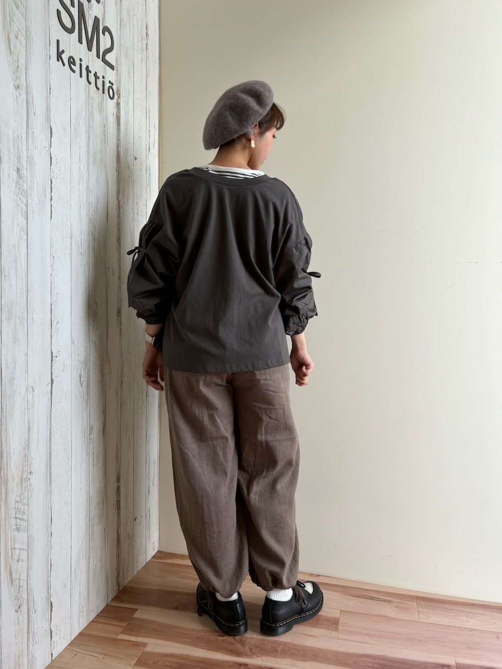 ホワイト系のTシャツ/カットソー、ブラック系のTシャツ/カットソー、ベージュ系のその他パンツを着用したレディースの秋コーディネートの3枚目の写真