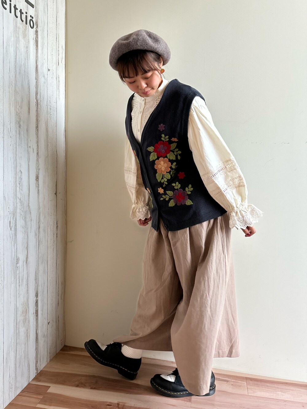 ホワイト系のシャツ/ブラウス、ブルー系のベスト、ベージュ系のその他パンツを着用したレディースの秋コーディネートの2枚目の写真