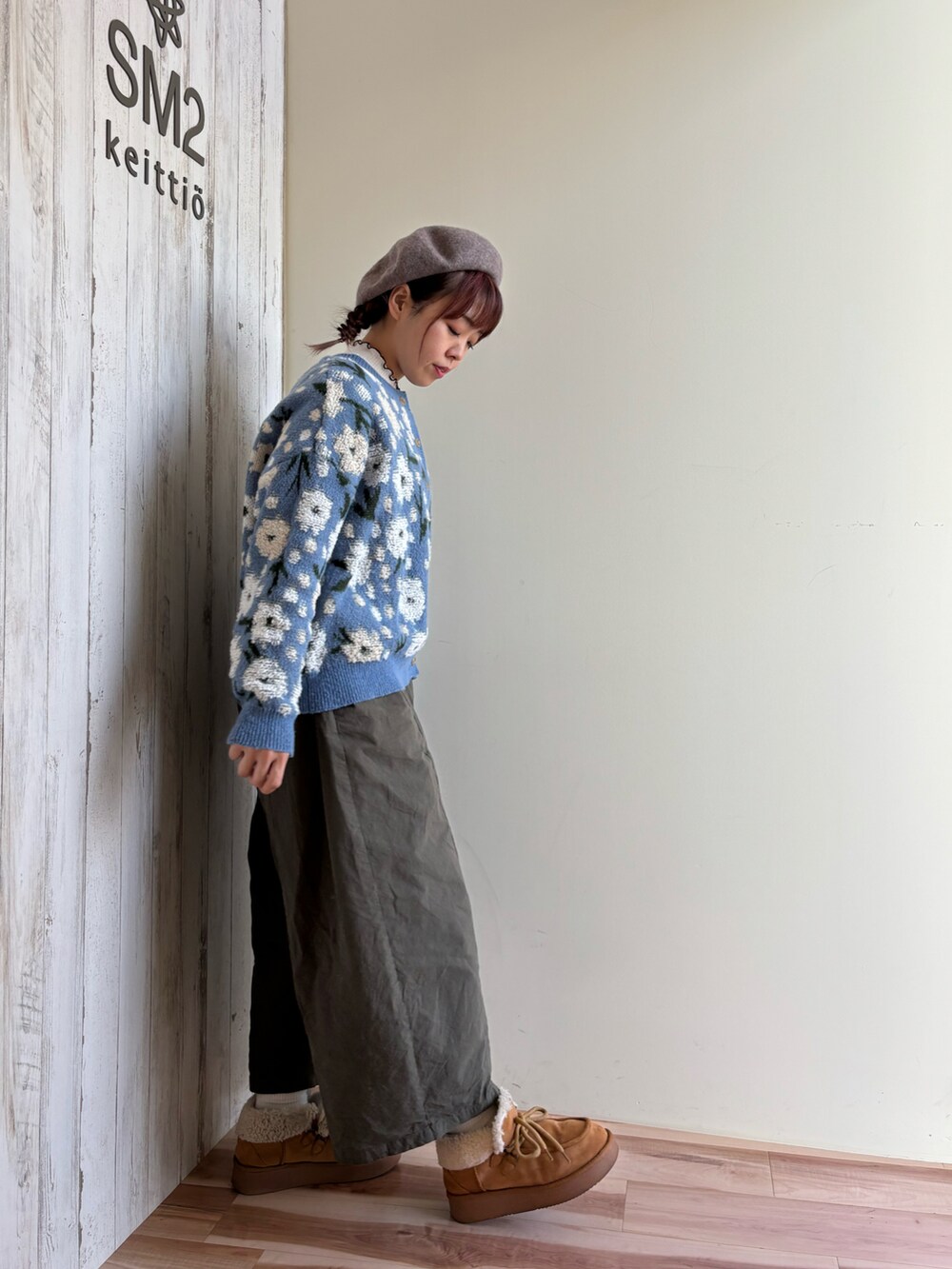 ブルー系のカーディガン/ボレロ、ホワイト系のTシャツ/カットソー、グリーン系のその他パンツを着用したレディースの冬コーディネートの4枚目の写真