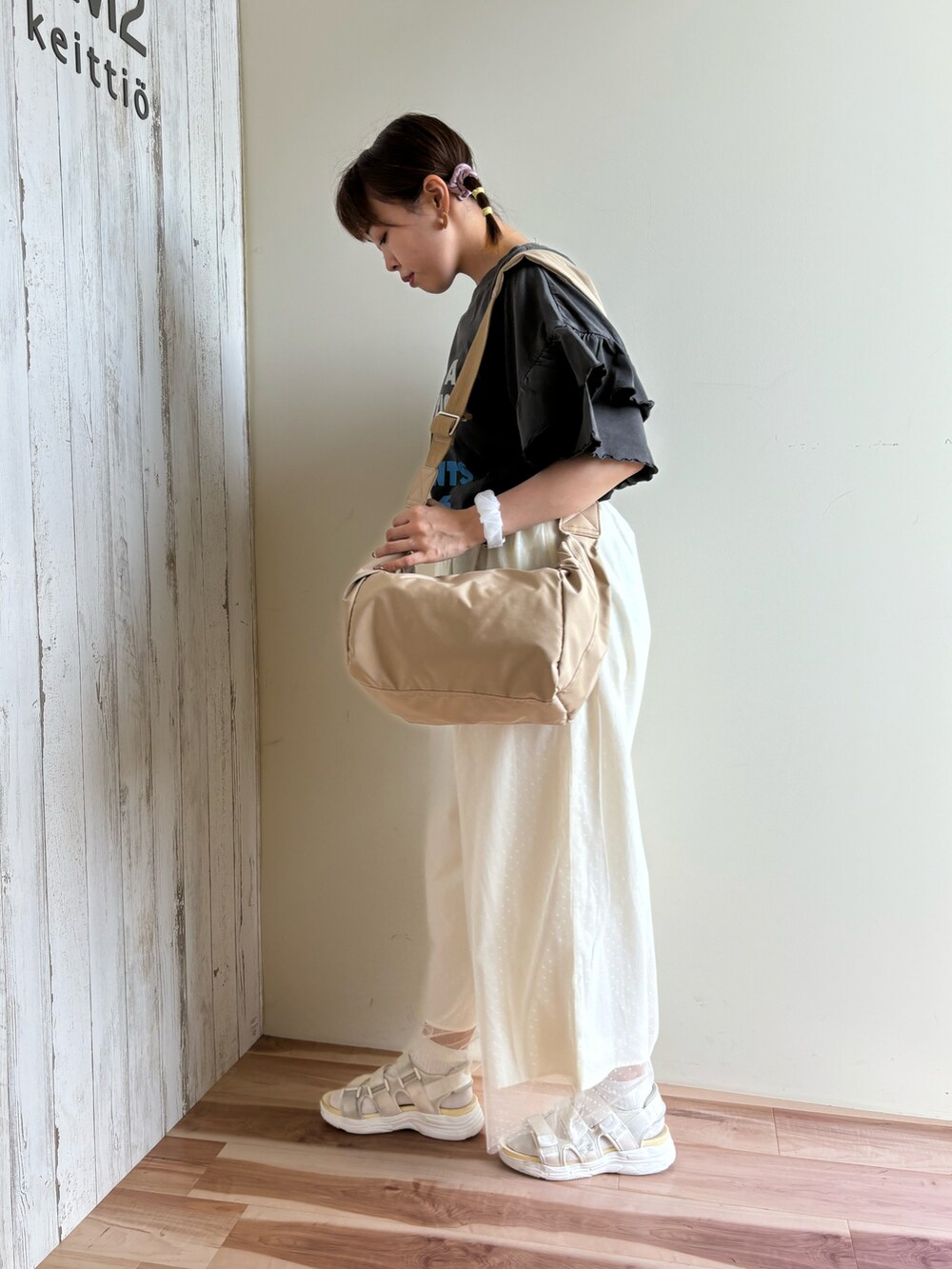 グレー系のTシャツ/カットソー、ブラック系のその他パンツ、ベージュ系のハンドバッグを着用したレディースの夏コーディネートの2枚目の写真