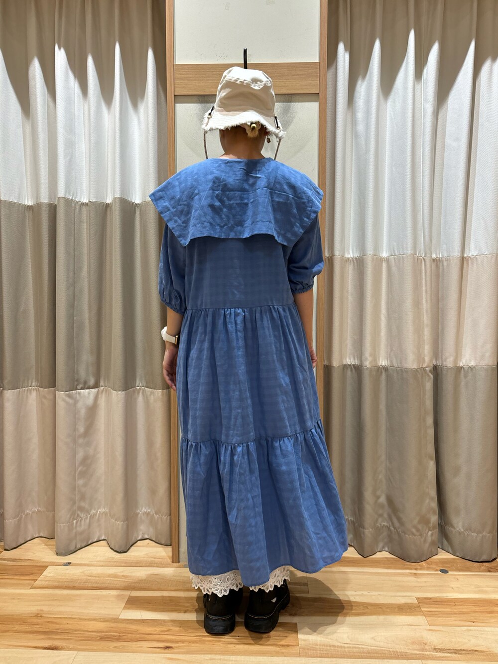 ブルー系のワンピース、ホワイト系のその他パンツ、ブラック系のサンダルを着用したレディースの夏コーディネートの3枚目の写真