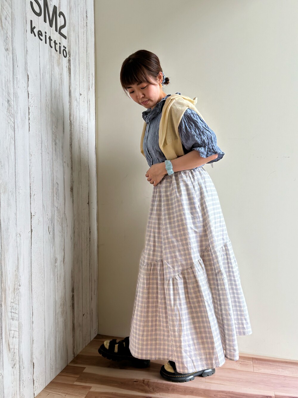 ブルー系のシャツ/ブラウス、ブルー系のスカート、ブラック系のサンダルを着用したレディースの夏コーディネートの4枚目の写真